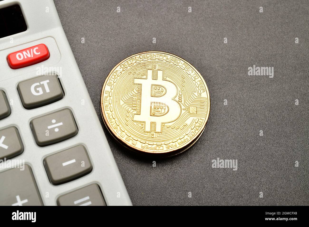 Bitcoin avec calculatrice sur fond noir, concept de crypto-monnaie Photo  Stock - Alamy