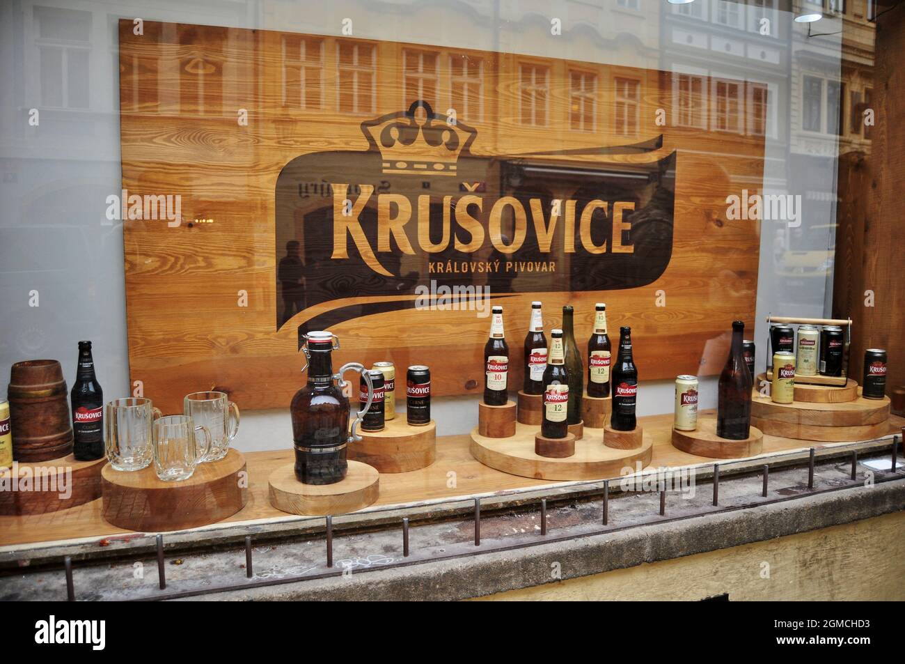 Spectacle local de bière alcoolisée en verre vitrine cabinet de magasin d'alcool pour les gens de tchéquie et les voyageurs étrangers achètent des achats dans la vieille ville de Praha Banque D'Images