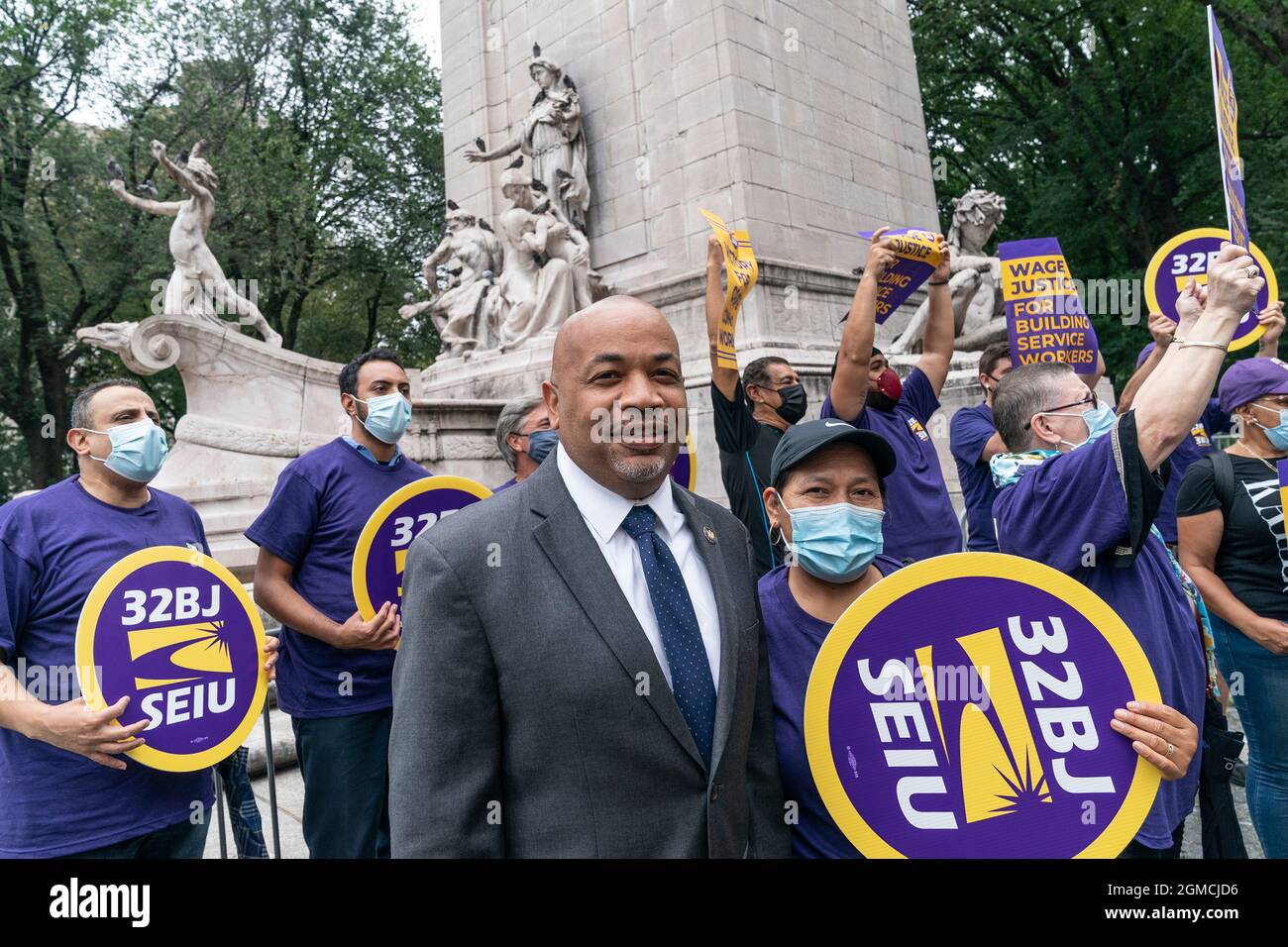 New York, États-Unis. 17 septembre 2021. Carl Heastie, président de l'Assemblée de la NYS, participe au rassemblement de la SEIU 32BJ sur le Columbus Circle à New York le 17 septembre 2021. Le gouverneur a souligné que le projet de loi récemment signé vise à augmenter les salaires des travailleurs des services essentiels. Le lieutenant-gouverneur était accompagné du lieutenant-gouverneur Brian Benjamin. (Photo de Lev Radin/Sipa USA) crédit: SIPA USA/Alay Live News Banque D'Images