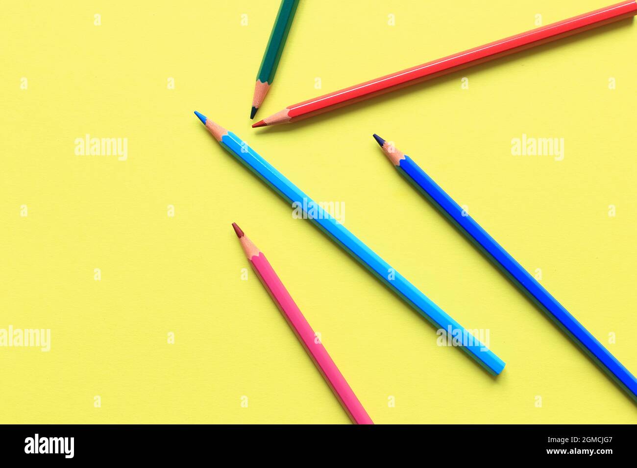 Crayons de couleur sur fond coloré. Un jeu de crayons pour dessiner. Arrière-plan des crayons. Banque D'Images