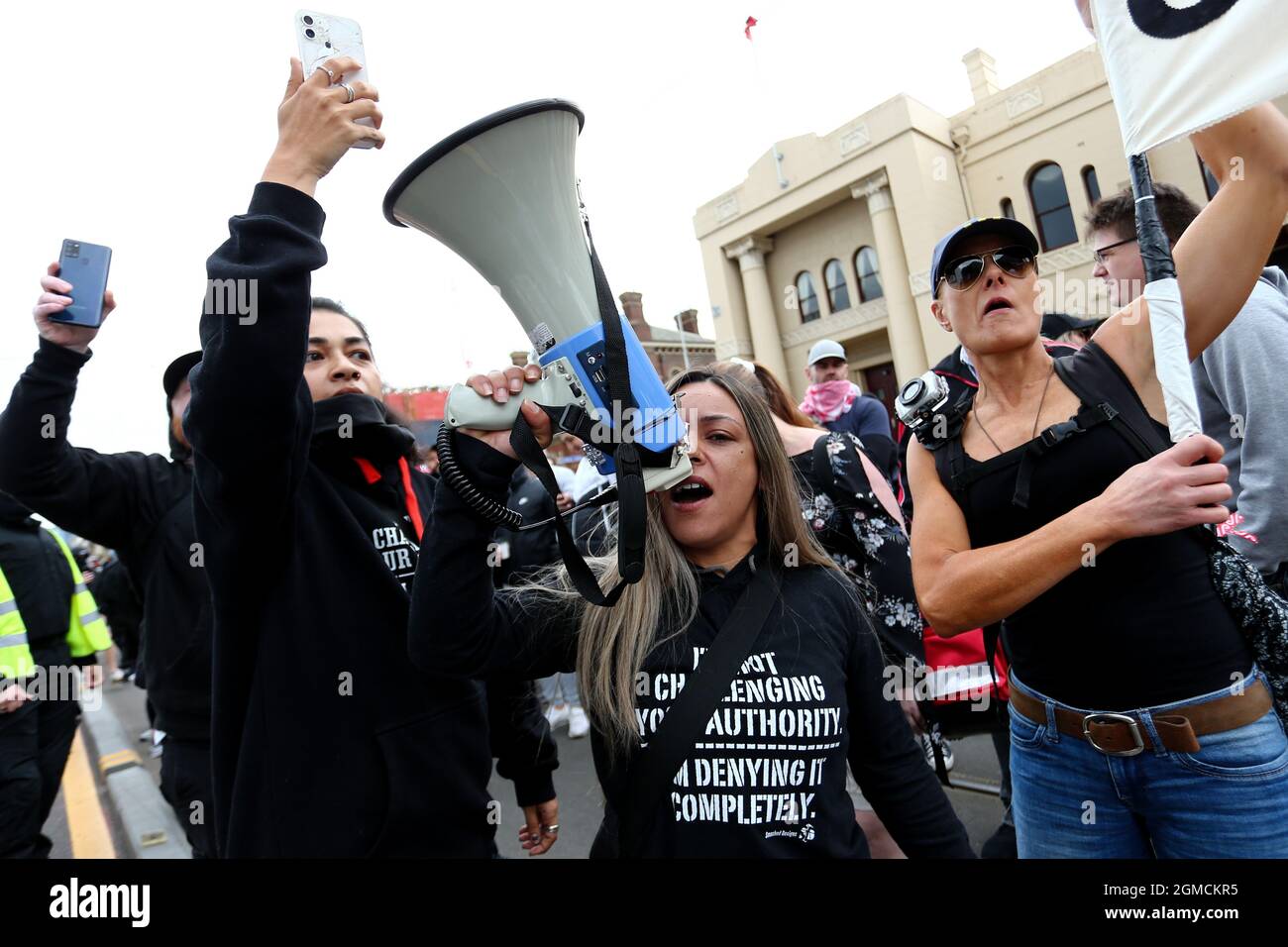 Melbourne, Australie, 18 septembre 2021. Les manifestants hurlez devant la police lors de la manifestation de la liberté le 18 septembre 2021 à Melbourne, en Australie. Les manifestations pour la liberté font partie d'un mouvement de protestation coordonné au niveau international visant les restrictions de la COVID-19, la vaccination et les efforts de santé publique des gouvernements. Crédit : Dave Helison/Speed Media/Alamy Live News Banque D'Images