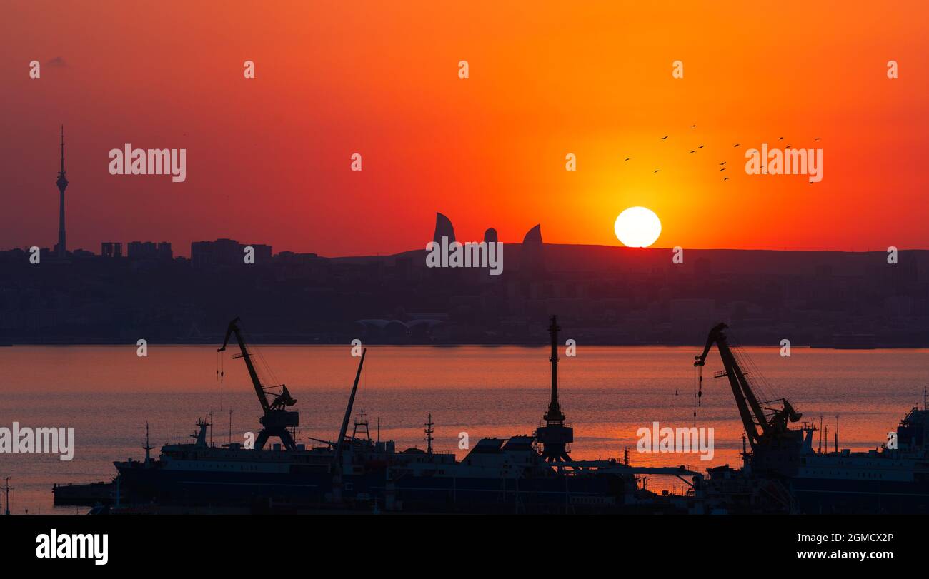 Coucher de soleil coloré sur la baie de Bakou Banque D'Images