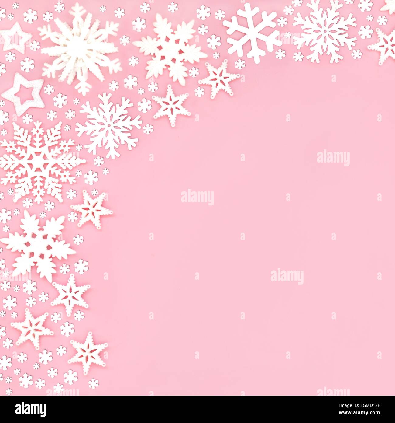 Bordure de fond de Noël et du nouvel an avec flocon de neige blanc et boules d'étoiles roses. Composition abstraite pour les fêtes. Banque D'Images
