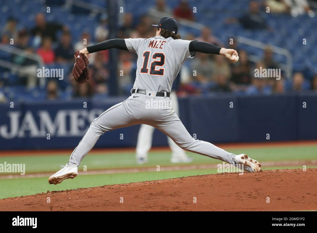 Saint-Pétersbourg, États-Unis. 17 septembre 2021. Saint-Pétersbourg, Floride. États-Unis; Detroit Tigers Starting Pitcher Casey Mize (12) délivre un terrain lors d'un match de base-ball de ligue majeure contre les Tampa Bay Rays, le vendredi 17 septembre 2021, au Tropicana Field. Les rayons ont battu les Tigers 7-4. (Kim Hukari/image du sport) photo via le crédit: Newscom/Alay Live News Banque D'Images