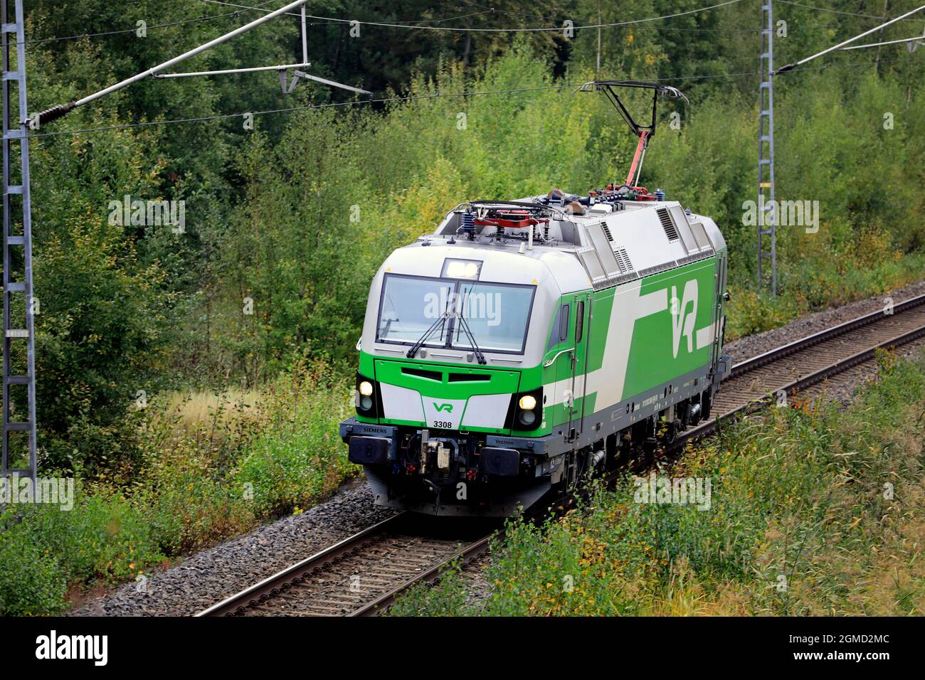 Siemens Vectron, VR Class SR 3, est la toute dernière locomotive électrique utilisée par le groupe VR finlandais. N° 3308 à grande vitesse à Salo, Finlande. 11 septembre 2021. Banque D'Images