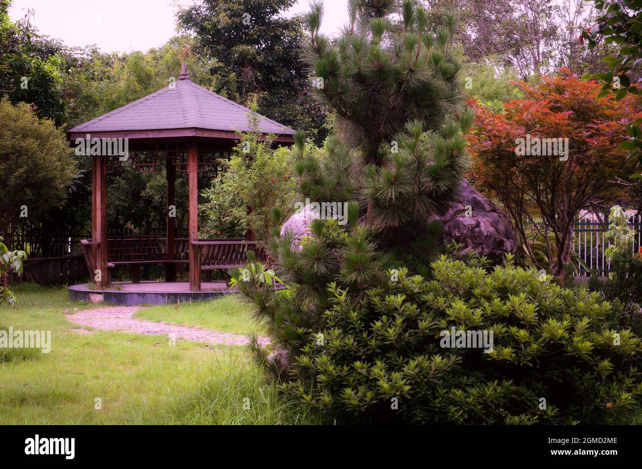 Jardin vert avec belvédère en bois Banque D'Images