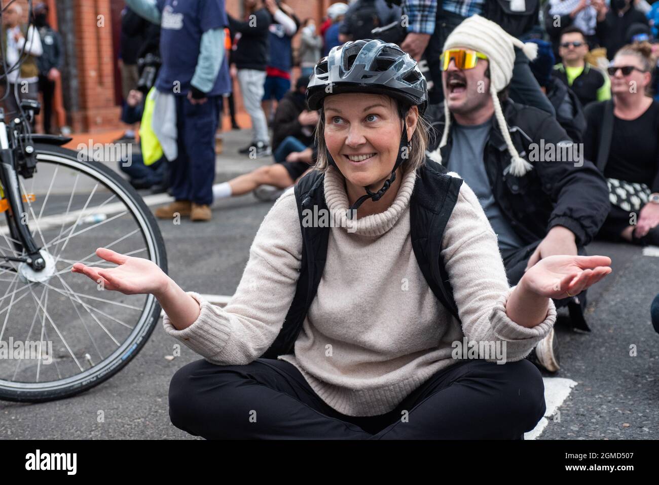 Melbourne, Australie. 18 septembre 2021. Les manifestants anti-verrouillage s'assoient devant la police pour montrer leur non-violence. Credit: Jay Kogler/Alay Live News Banque D'Images