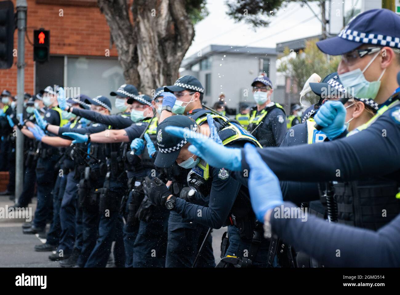 Melbourne, Australie. 18 septembre 2021. Un policier se remette après avoir été frappé au visage avec une bouteille de lait. Credit: Jay Kogler/Alay Live News Banque D'Images