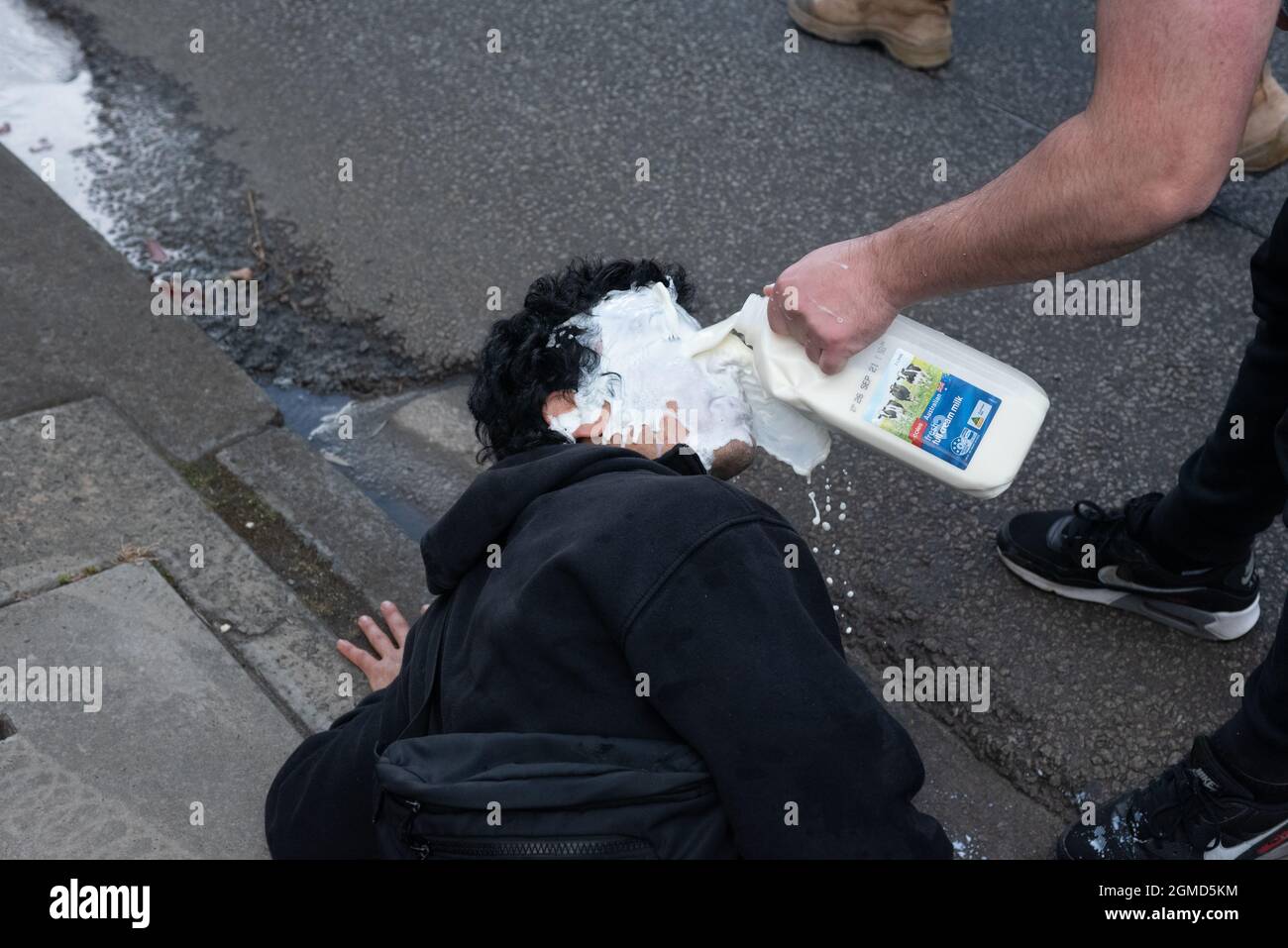 Melbourne, Australie. 18 septembre 2021. Un manifestant anti-verrouillage se laver les yeux avec du lait après avoir été aspergé de poivre par la police. Credit: Jay Kogler/Alay Live News Banque D'Images