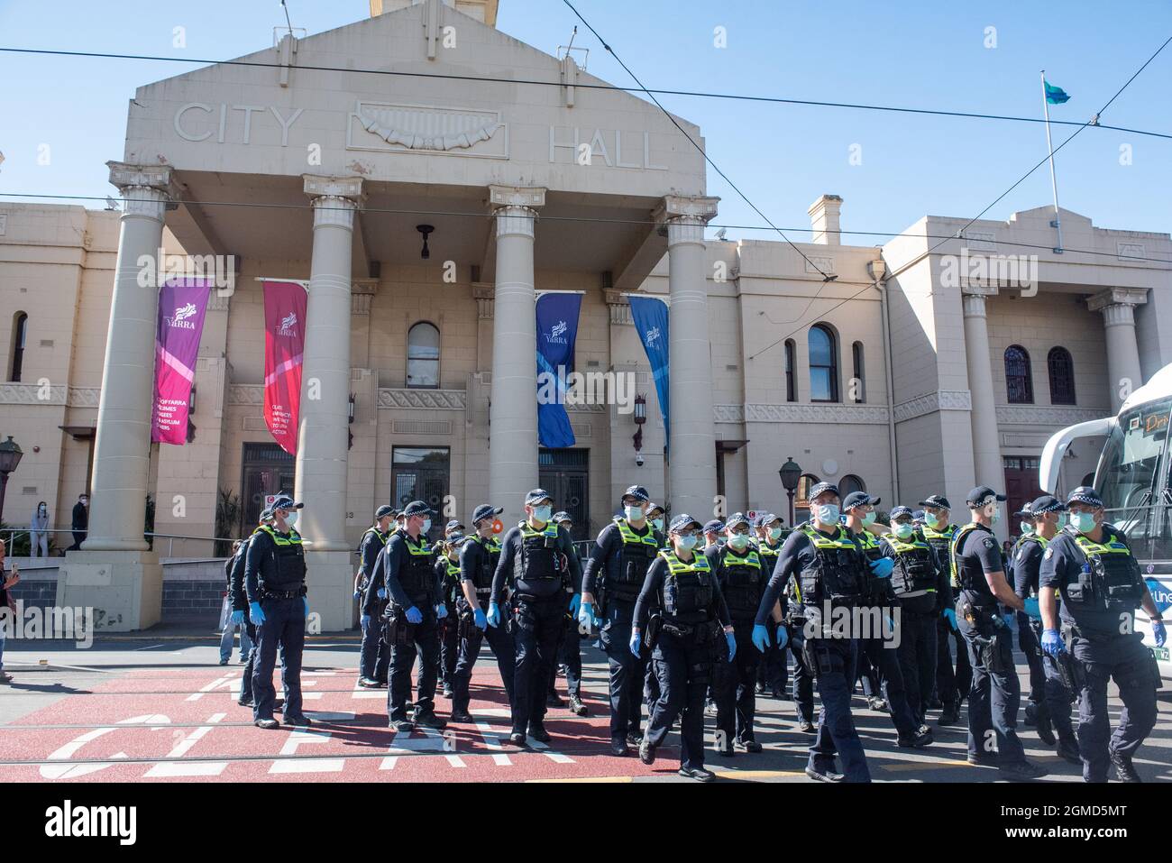 Melbourne, Australie. 18 septembre 2021. La police se prépare à faire la queue à l'extérieur de l'hôtel de ville de Richmond pour affronter les manifestants anti-verrouillage en marche. Credit: Jay Kogler/Alay Live News Banque D'Images
