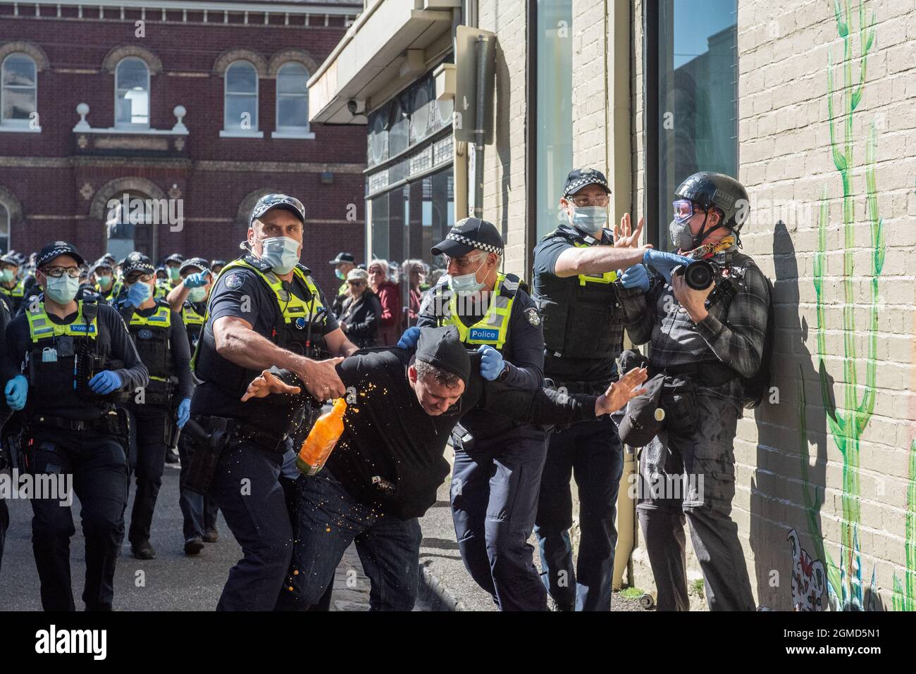 Melbourne, Australie. 18 septembre 2021. La police a arrêté un manifestant anti-verrouillage et un photojournaliste lors d'une bagarre dans une ruelle de Richmond. Credit: Jay Kogler/Alay Live News Banque D'Images