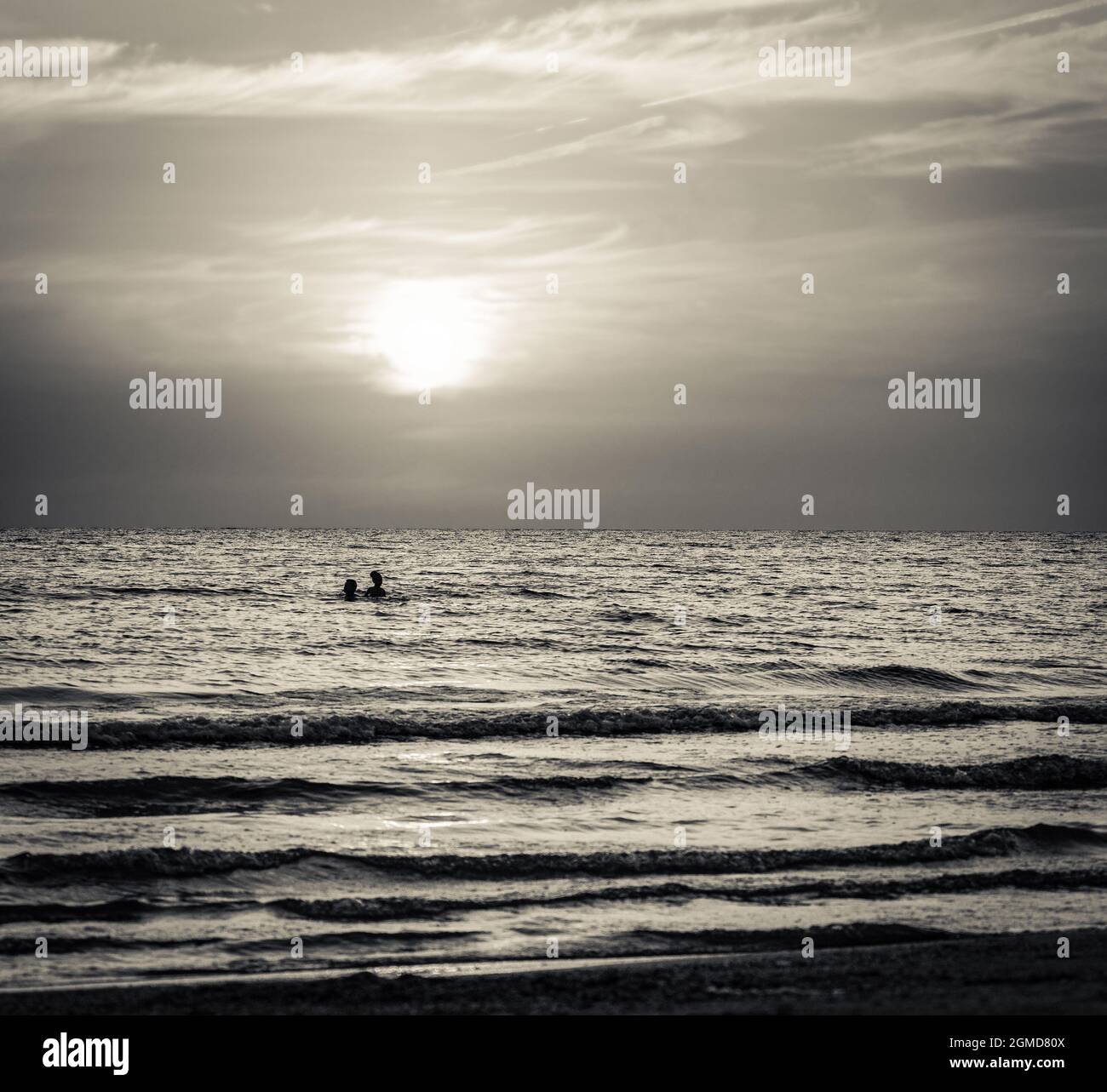 couple en mer au coucher du soleil noir-blanc Banque D'Images