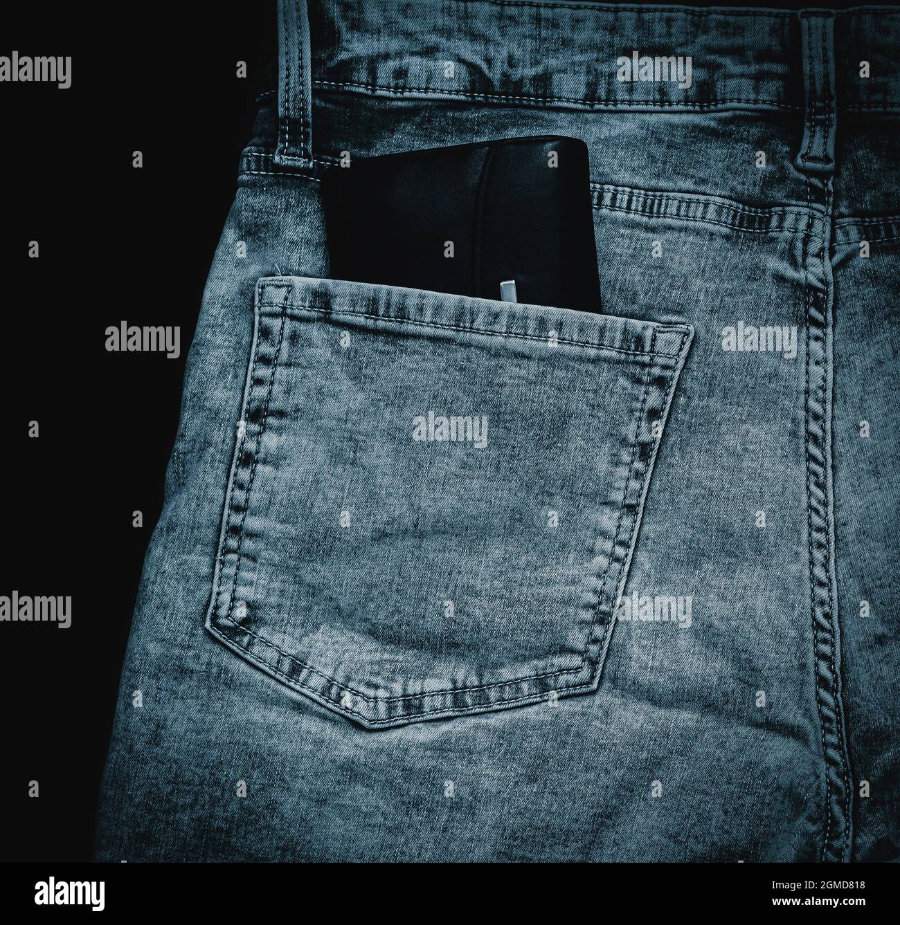 jean denim bleu avec portefeuille en cuir noir dans la poche arrière Banque D'Images