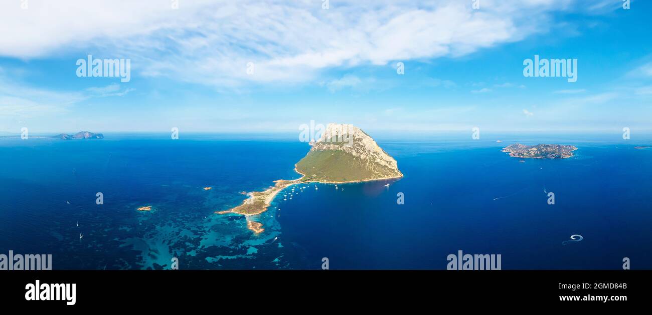 Vue d'en haut, prise de vue aérienne, superbe vue panoramique sur l'île de Tavolara, un massif de calcaire avec de belles plages baignées par une eau turquoise. Banque D'Images