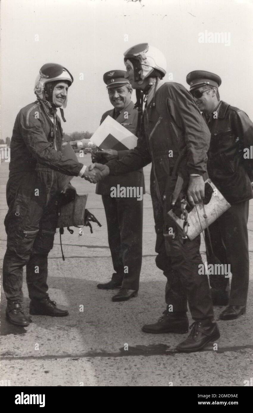 Les pilotes MIG-29 secouent les mains sur le sol. Portant le casque du chasseur, des officiers militaires de haut rang les orund. Banque D'Images