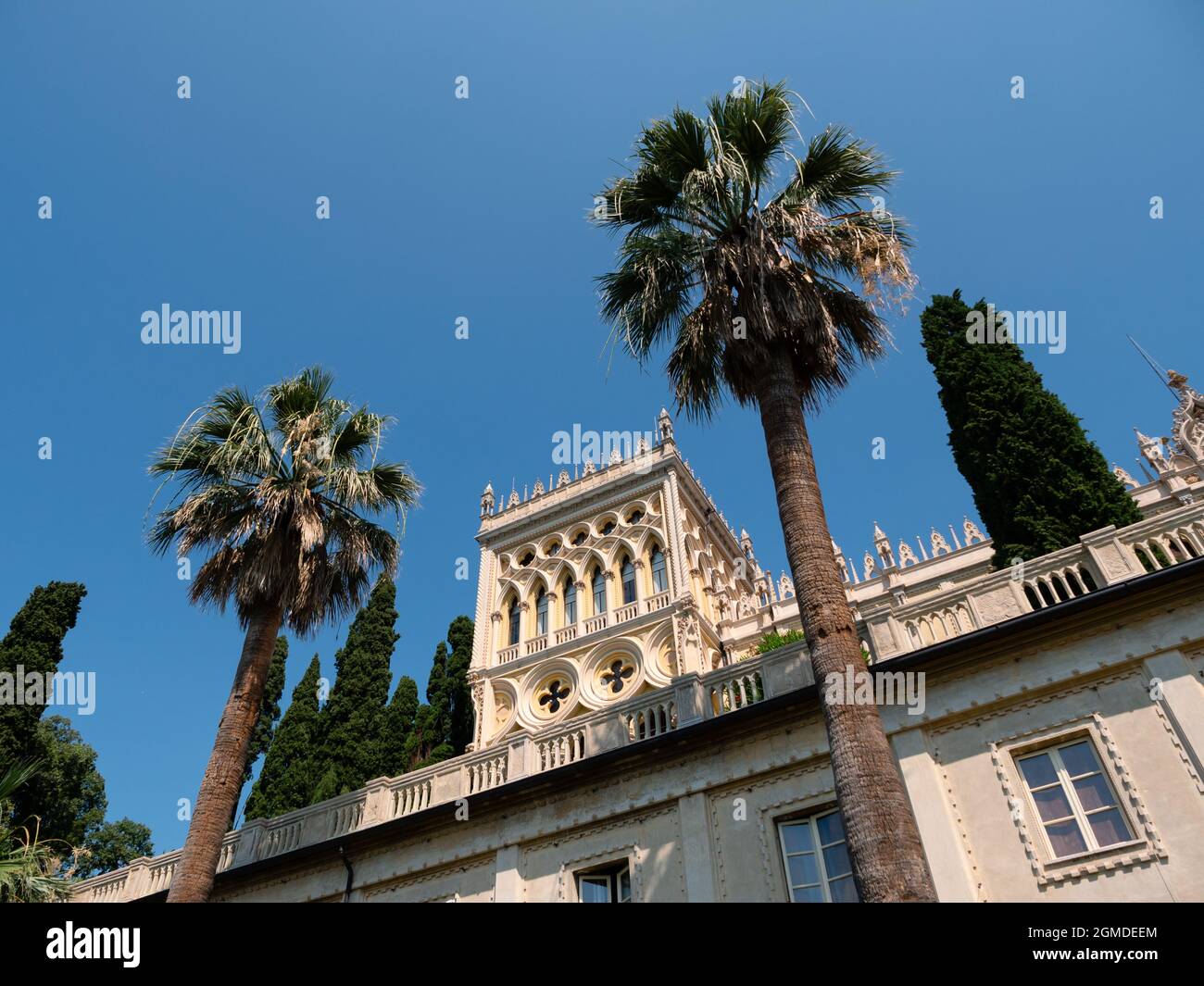 Villa Borghese sur l'île d'Isola del Garda, un palais dans une façade de style néo-gothique vénitien avec palmiers Banque D'Images