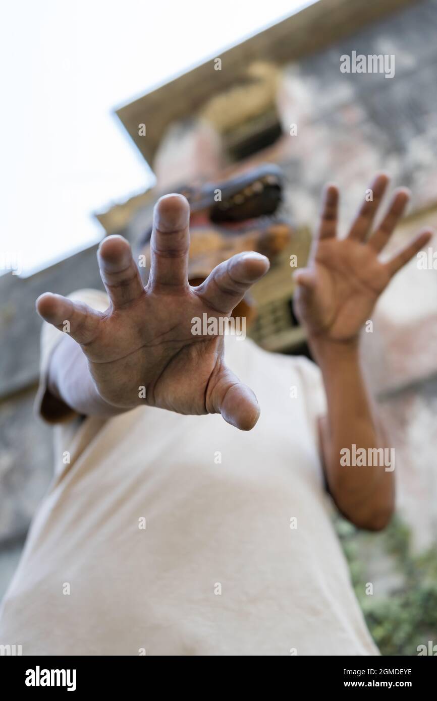 Halloween peur horreur concept.Man dans le masque de lézard gestante avec les mains à la caméra Banque D'Images