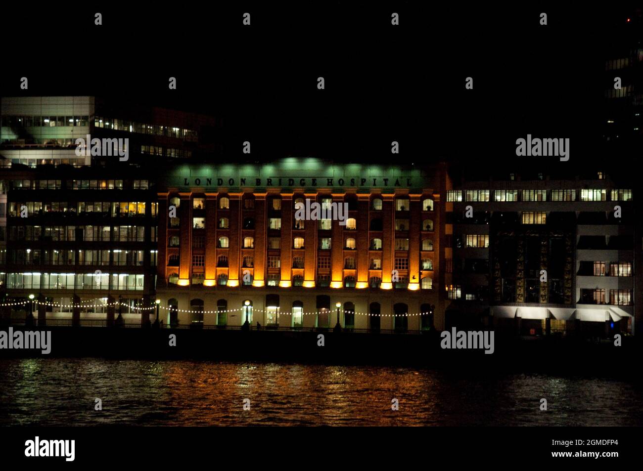 London Bridge Hospital (vu de nuit depuis London Bridge), Londres, Royaume-Uni Banque D'Images