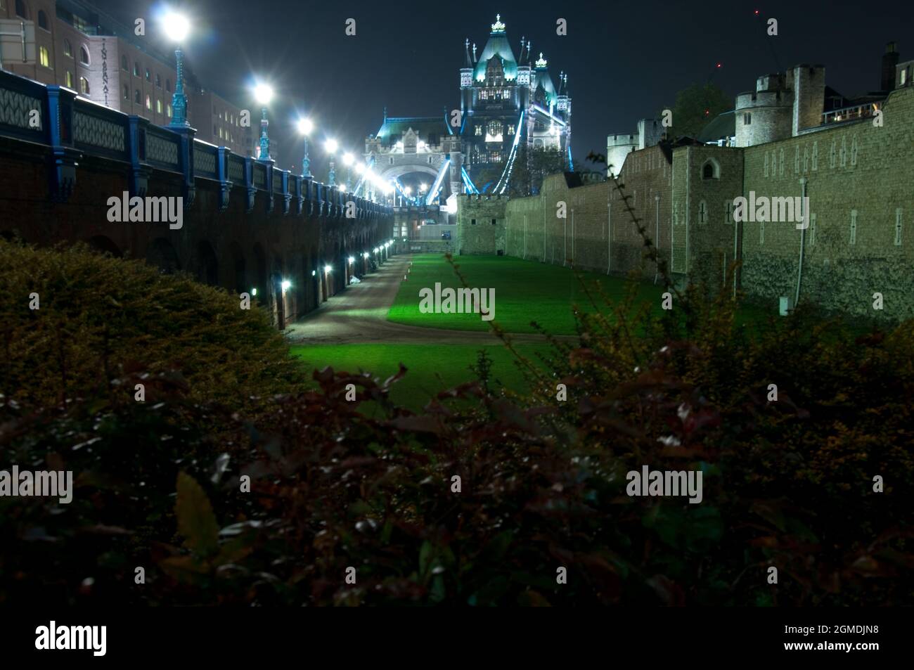 Tower Bridge, le Moat et la Tour de Londres (la nuit), Tower Hill, Londres, Royaume-Uni - construite à l'origine par les Normands, cette tour a été ajoutée à et Banque D'Images