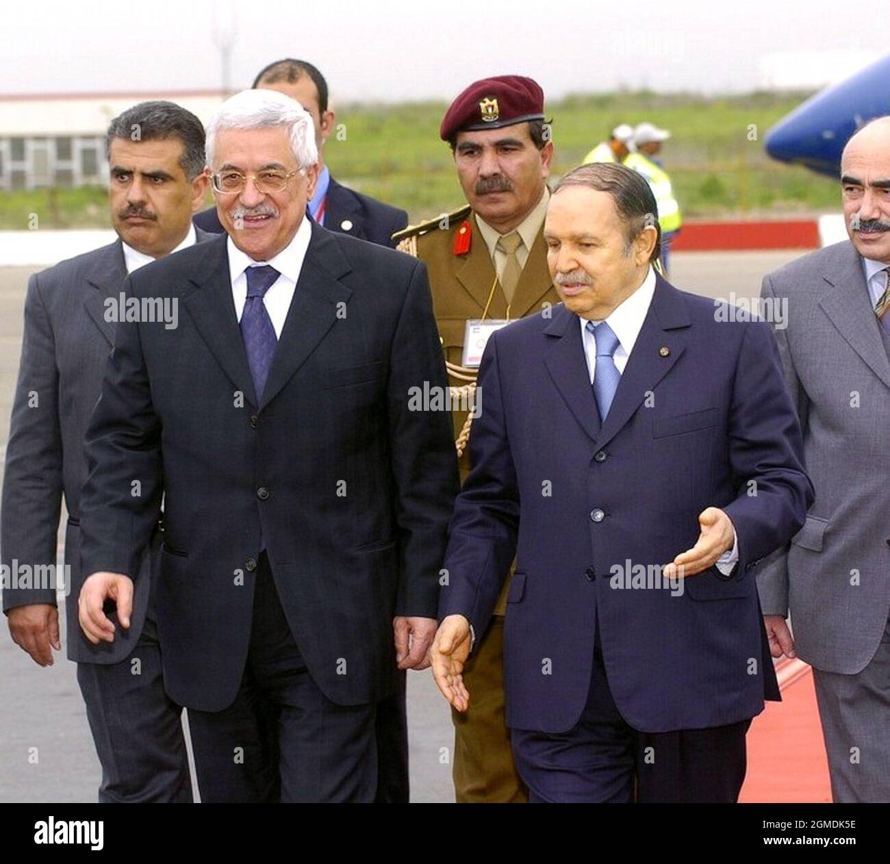 Le président algérien Abdelaziz Bouteflika (R) reçoit le président palestinien Mahmoud Abbas (Abou Mazen) et assiste à la séance d'ouverture du 17e Sommet des dirigeants de la Ligue arabe à Alger (Algérie) le 22 mars 2005, Ce qui est censé discuter des grandes questions arabes, notamment la pression sur la Syrie et le processus de paix au Moyen-Orient. Photo de Balkis Press/ABACA. Banque D'Images