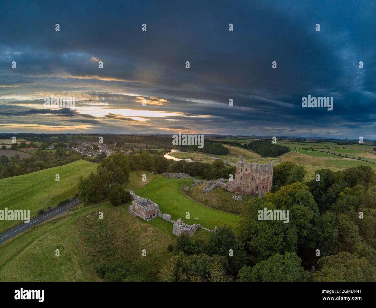 Château de Norham au coucher du soleil, construit par les Prince évêques le château se dresse au-dessus de la rivière Tweed sur la frontière anglo-écossaise Banque D'Images