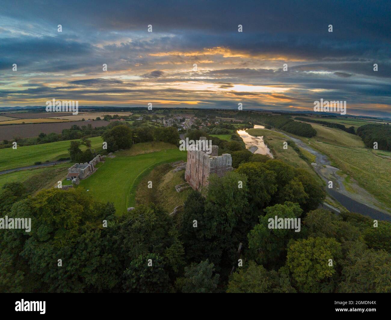 Château de Norham au coucher du soleil, construit par les Prince évêques le château se dresse au-dessus de la rivière Tweed sur la frontière anglo-écossaise Banque D'Images