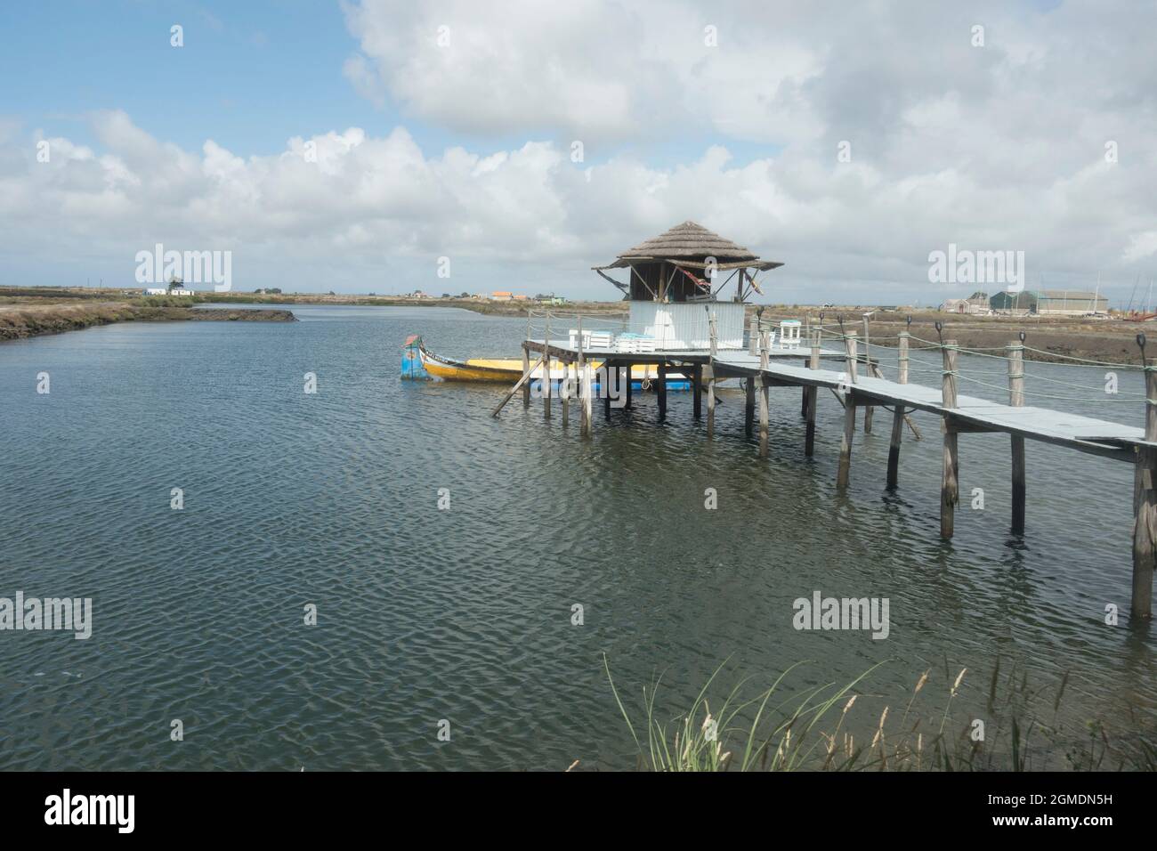 Petit bar sur pilotis dans les casseroles salées d'Aveiro, Portugal. Banque D'Images