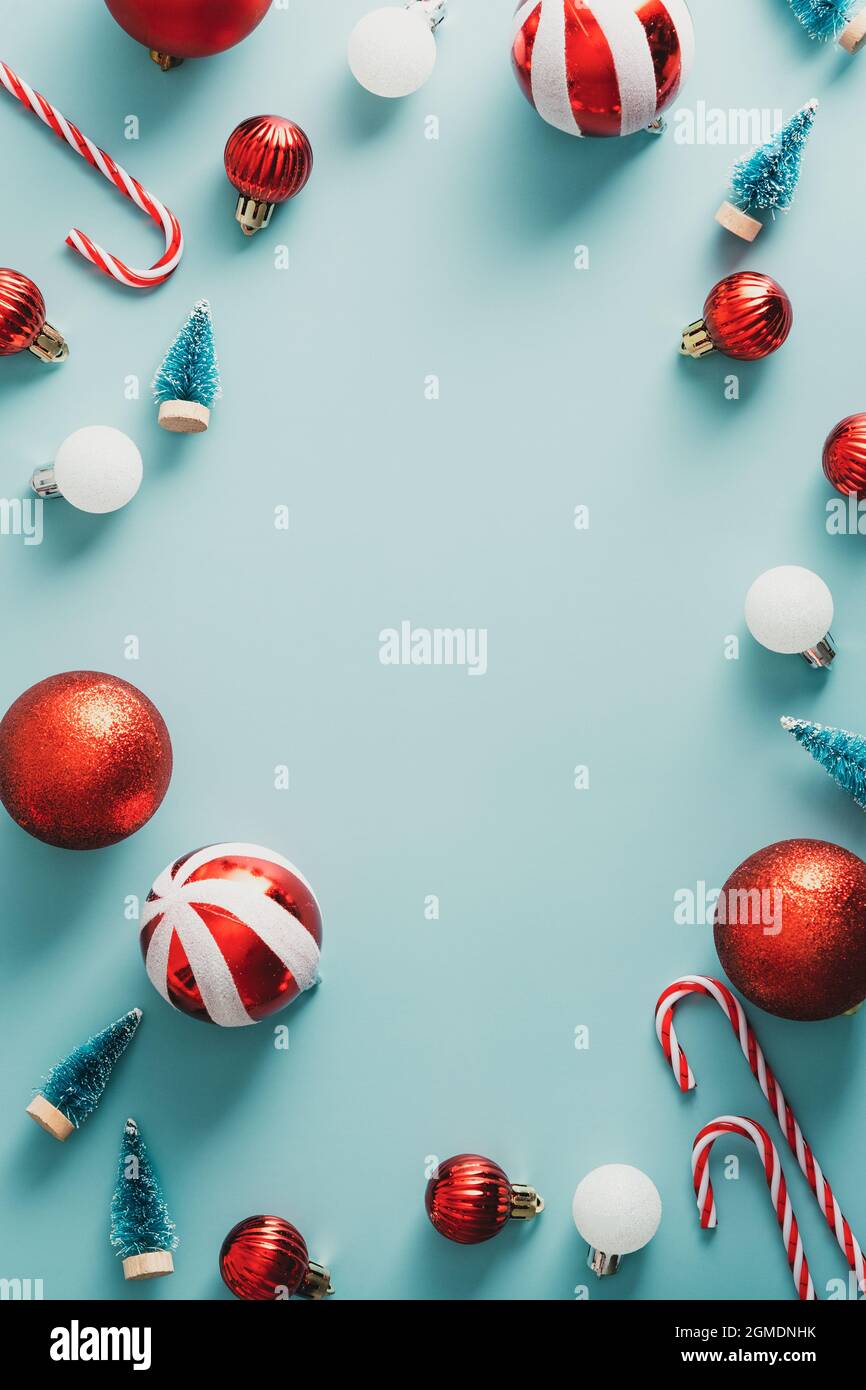 Affiche de Noël vintage. Boules de Noël à rayures, Cannes en sucre,  décorations sur fond bleu. Flat lay, vue de dessus, espace de copie.  Maquette de bannière verticale Photo Stock - Alamy