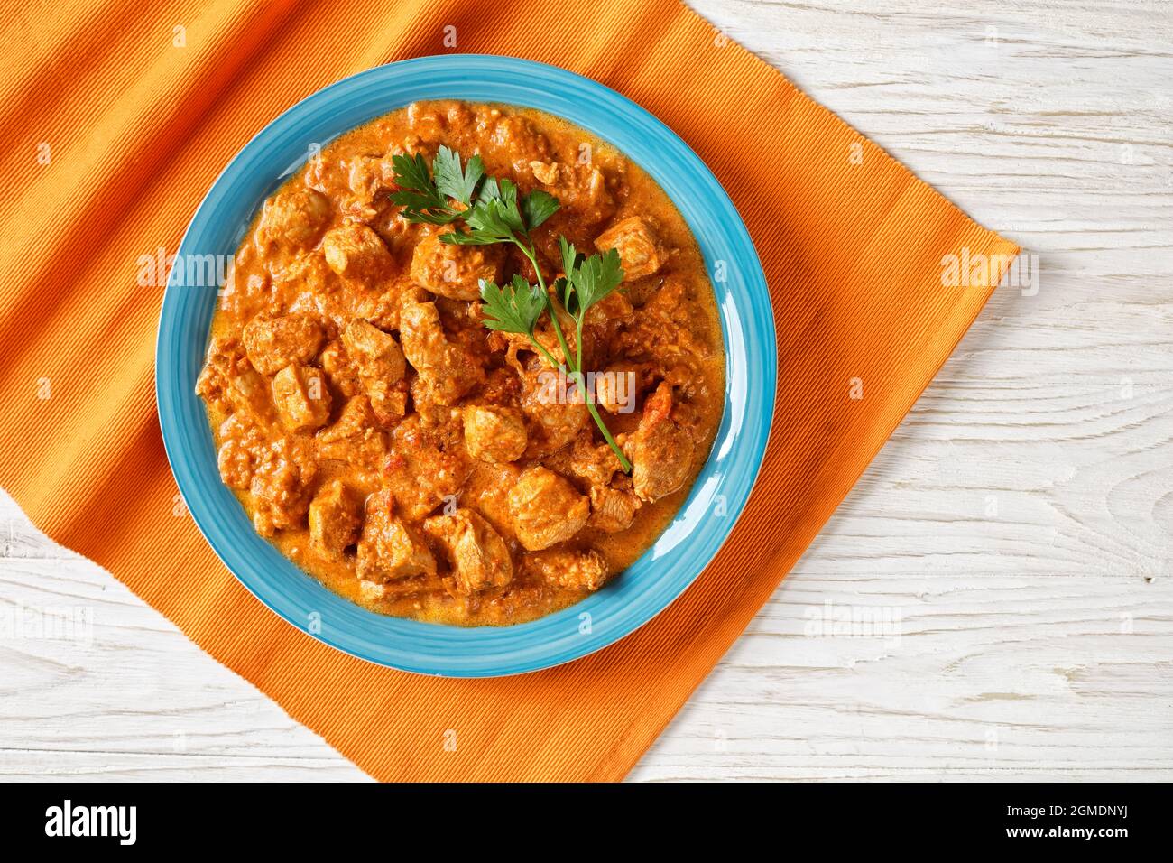 murgh makhani, beurre de poulet, curry de poulet tandoori dans une sauce tomate épicée et crème sur une assiette sur une table, cuisine indienne, vue horizontale de fro Banque D'Images