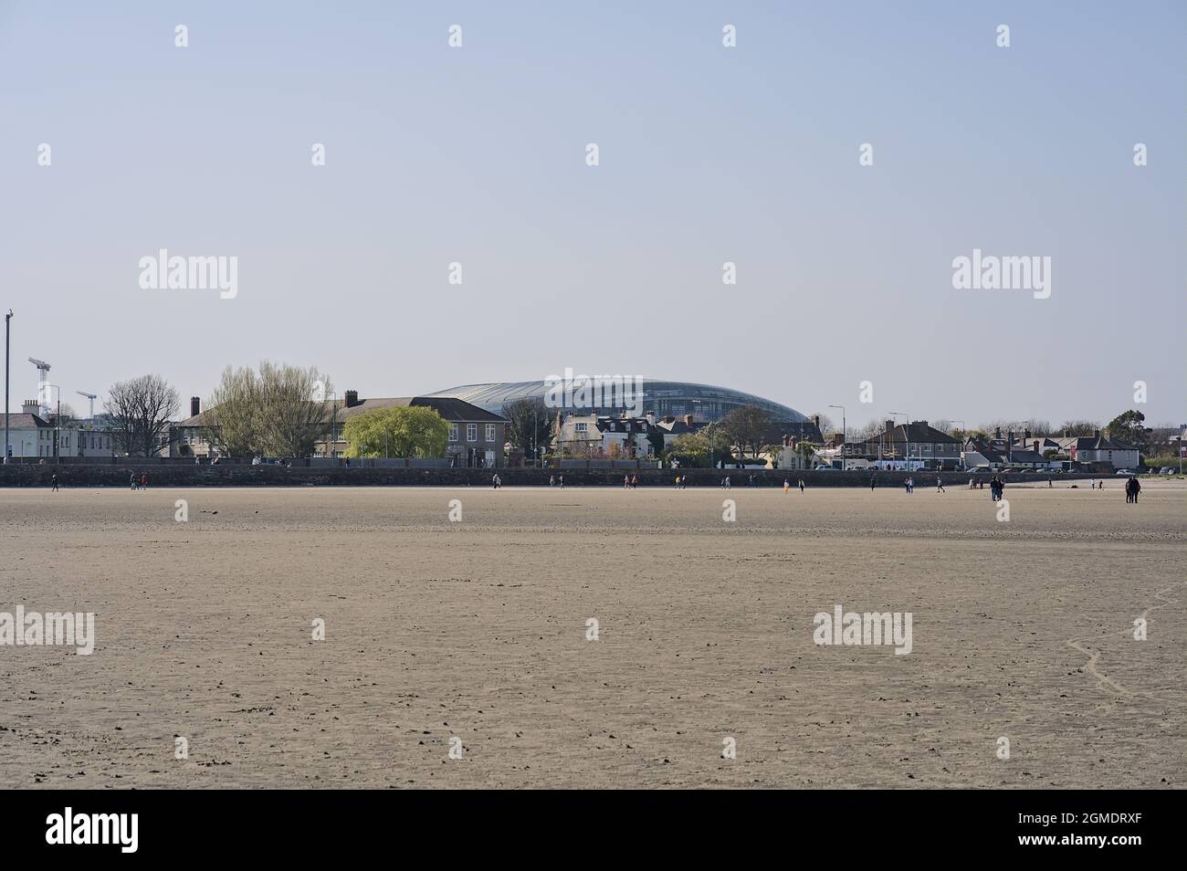 Belle vue lumineuse sur le stade Aviva et Ballsbridge vue de la plage de Sandymount, Dublin, Irlande pendant la marée la plus basse. Les gens marchent. Espaces ouverts Banque D'Images