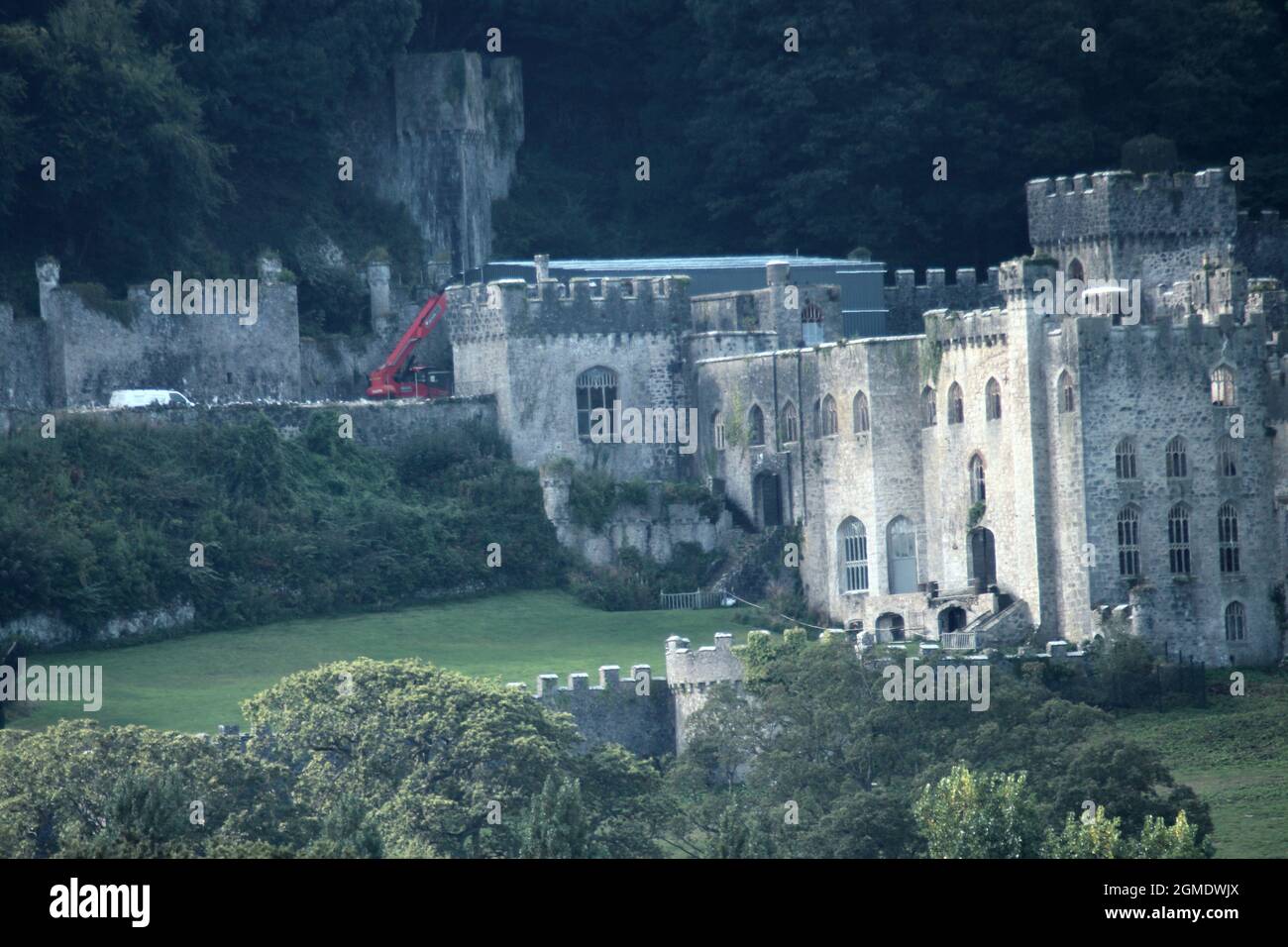 Château de Gwrych Abergele pays de Galles. Le château est en train d'être transformé en camping médiéval pour la deuxième année, pour le tournage de Je suis une célébrité 2021 Banque D'Images