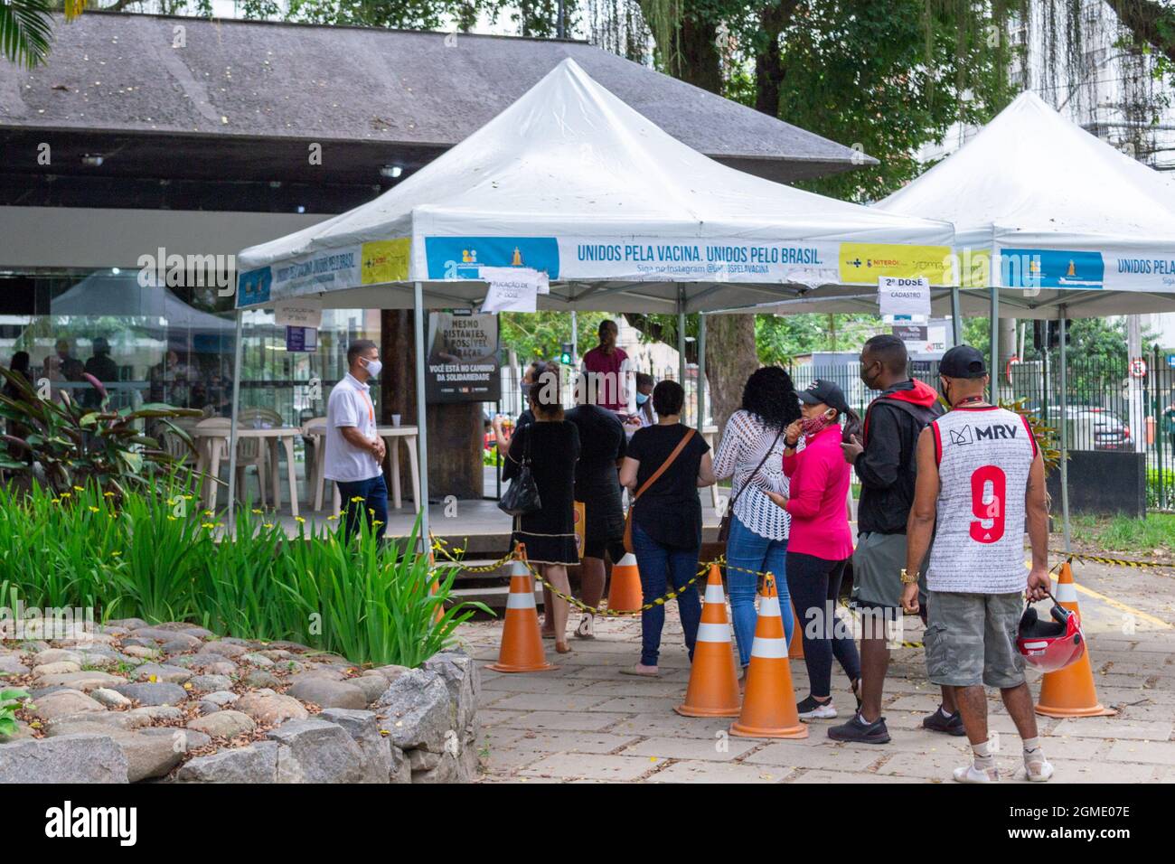 Les gens se sont alignés pour obtenir la deuxième dose du vaccin Covid-19 dans le parc Saint Bento (Campo de Sao Bento) à Icarai, Niteroi, Rio de Janerio, Banque D'Images