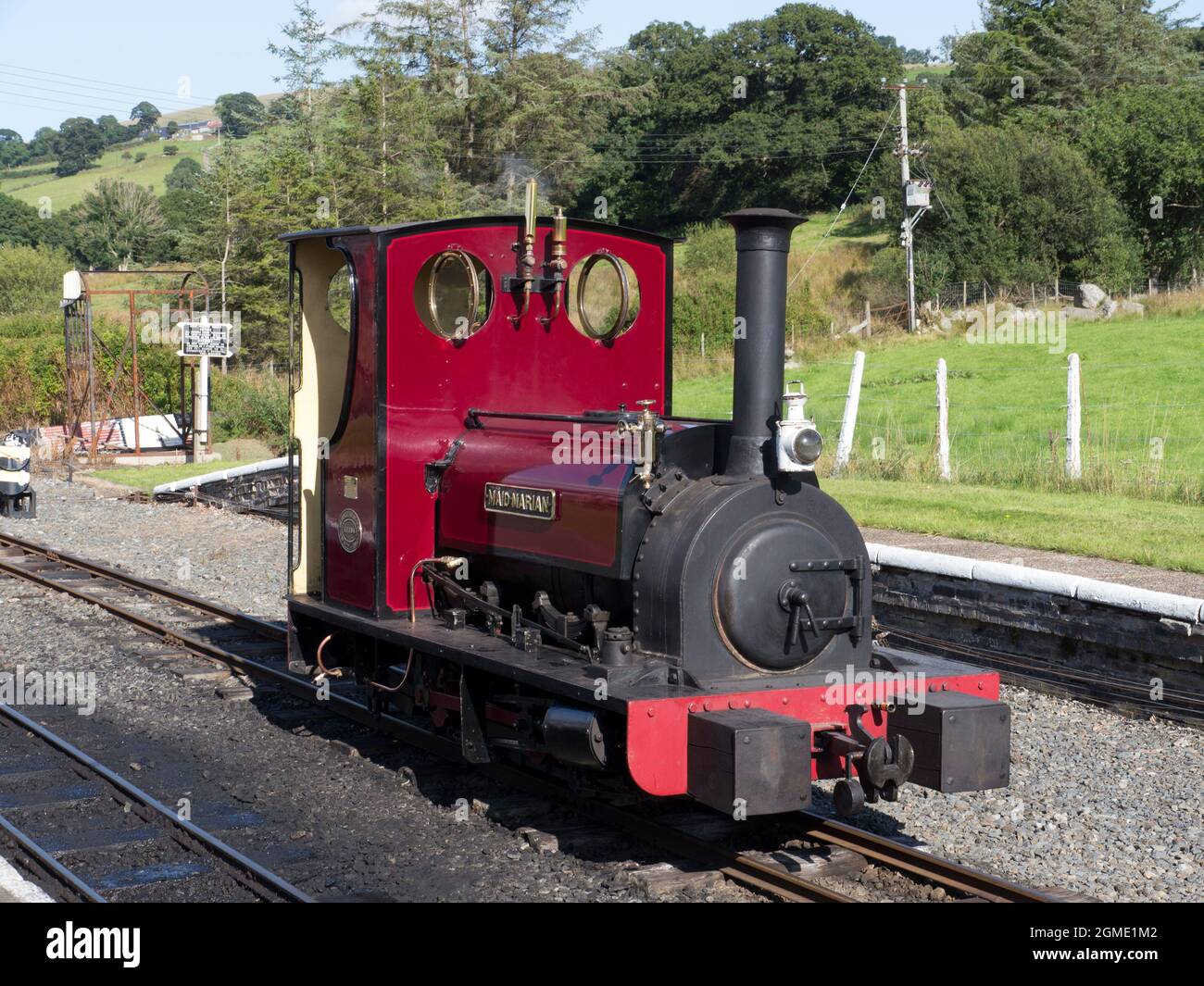 Hunslet 040 ST ' Maid Marian ' à la gare de Llanuwchllyn sur le chemin de fer du lac Bala, Gwynedd, pays de Galles. Le chemin de fer de Bala Lake est un chemin de fer à voie étroite le long Banque D'Images