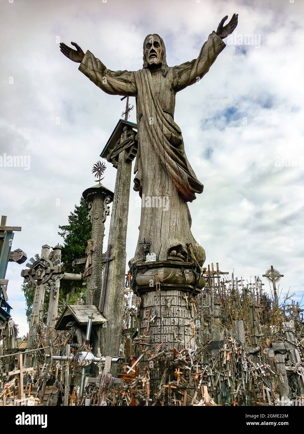 The Hill of Crosses - a site of pilgrimage in northern Lithuania. Over the generations, crosses, crucifixes, statues of the Virgin Mary and thousands Banque D'Images