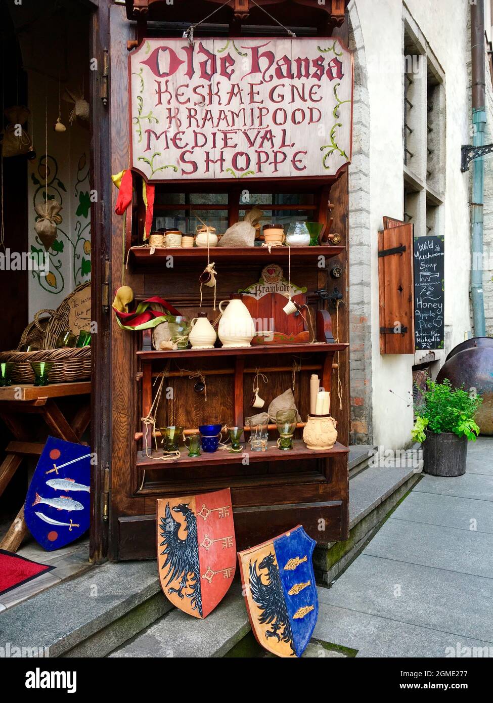 Entrée à un magasin Olde Worlde vendant des antiquités et bric-a-brac dans la ville de Tallinn en Estonie. Banque D'Images