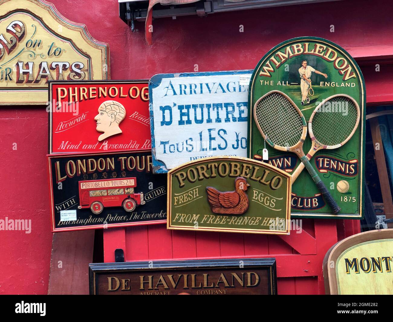 Vieux panneaux pour la vente à l'extérieur d'une boutique dans la rue Portobello Road à Londres, en Angleterre. Banque D'Images