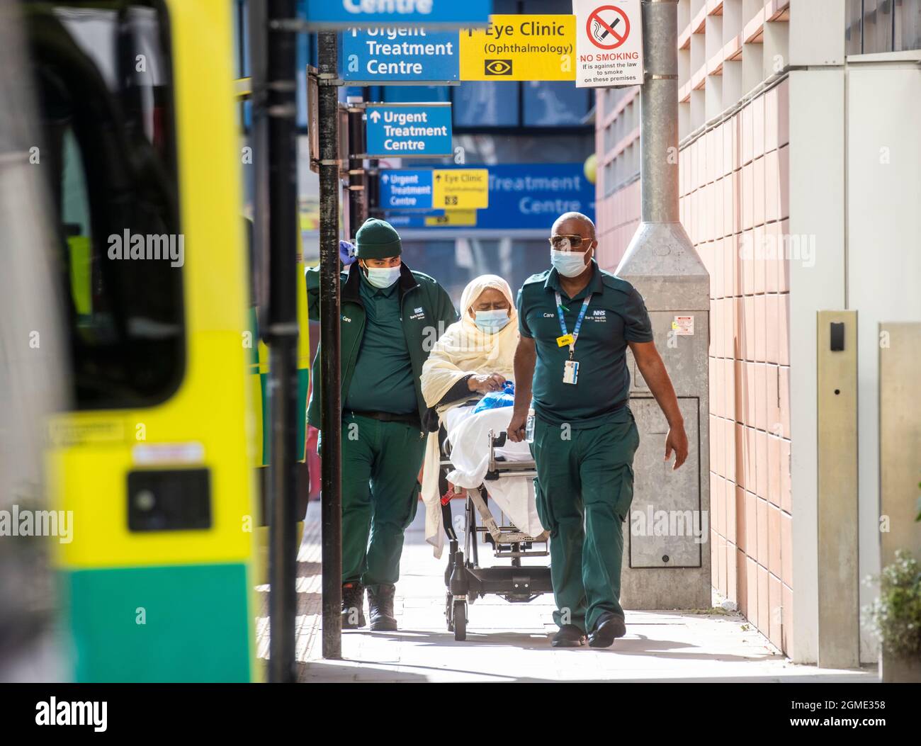 Londres, Royaume-Uni. 18 septembre 2021. Un patient arrive à l'hôpital. Ambulances au Royal London Hospital. Il y a un arriéré de patients avec les cas de Covid-19 à nouveau à la hausse. Crédit : Mark Thomas/Alay Live News Banque D'Images