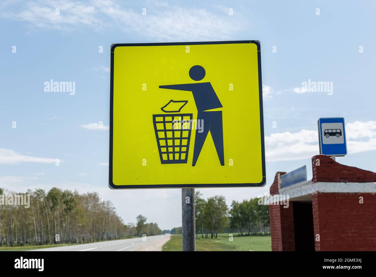Élimination des déchets. Panneau jaune poubelle à l'arrêt de bus. Icône de corbeille sur l'étiquette jaune, panneaux de signalisation routière Banque D'Images