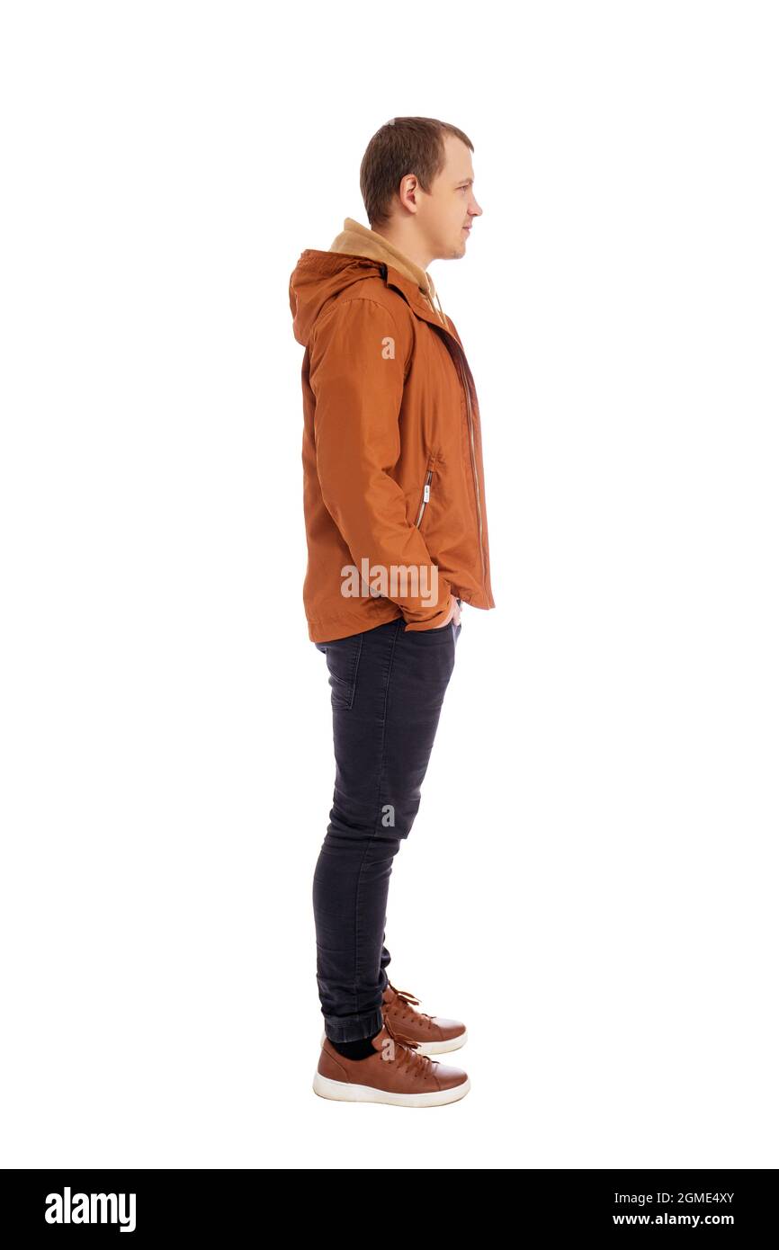 vue latérale de l'homme beau sur toute la longueur en veste d'automne marron isolée sur fond blanc Banque D'Images