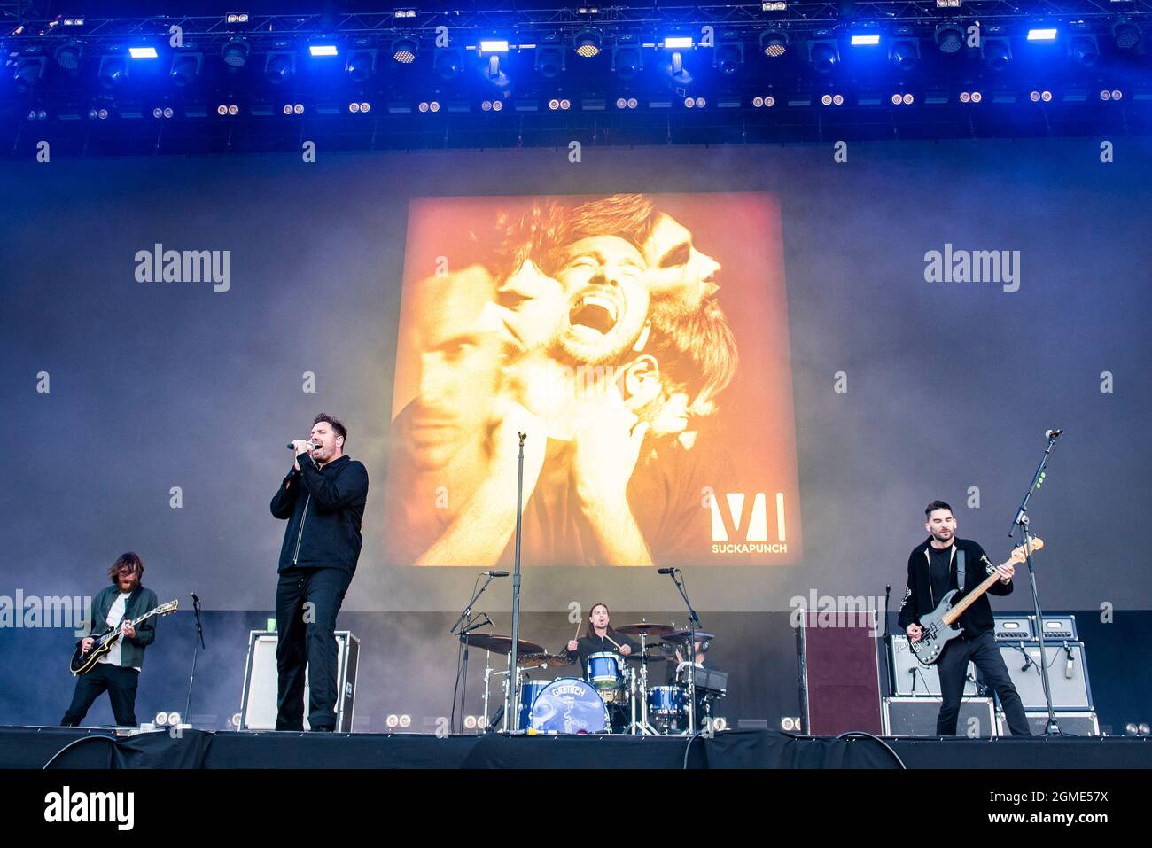 Newport, Ile de Wight, Royaume-Uni, vendredi 17 septembre 2021 vous me faites à six jouer en direct au festival de l'île de Wight Seaclose Park. Credit: DavidJensen / Empics Entertainment / Alamy Live News Banque D'Images