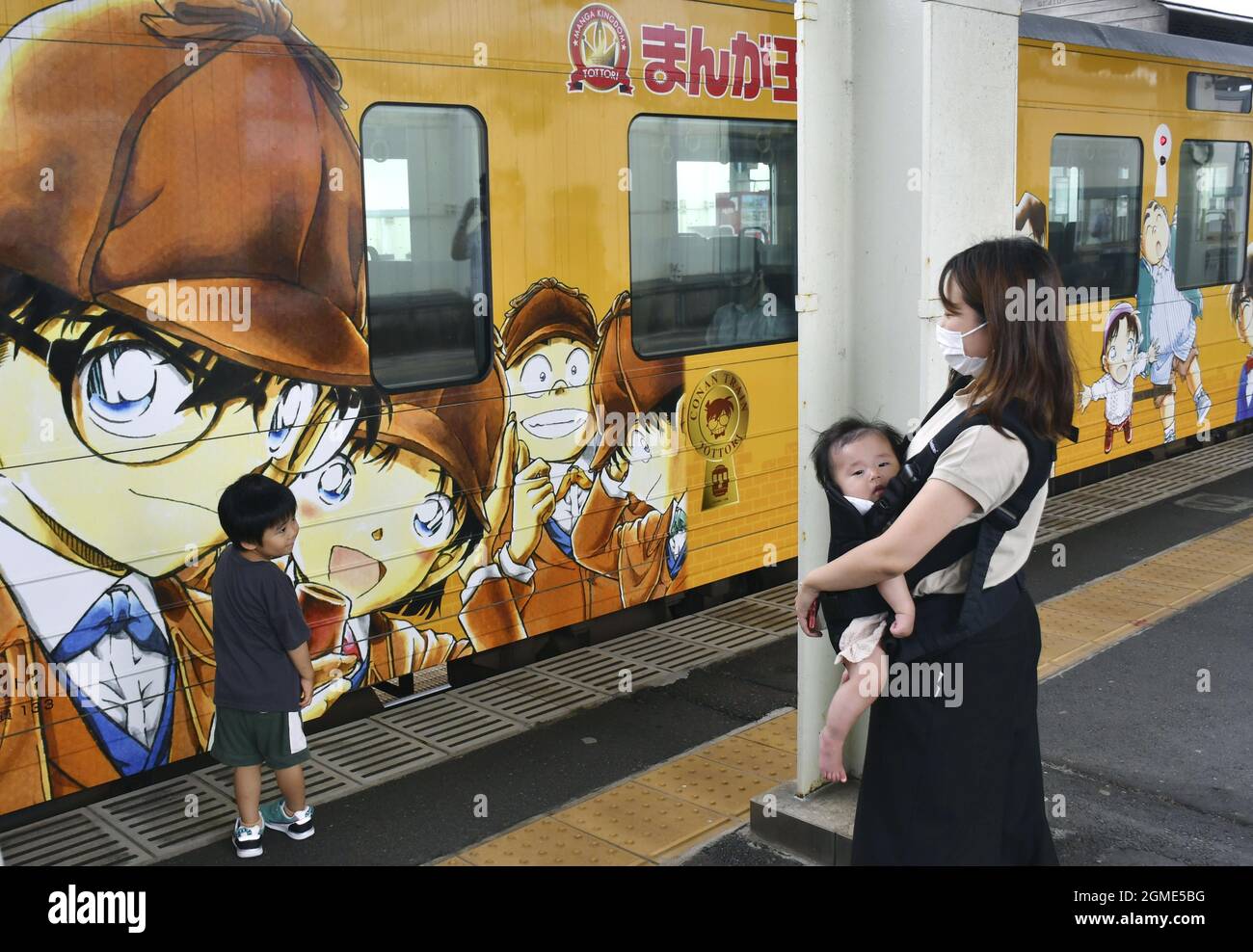 Tottori, Japon. 18 septembre 2021. Photo prise le 18 septembre 2021, montre un train récemment orné de personnages de la populaire série de bandes dessinées japonaises Detective Conan à la gare JR Tottori dans l'ouest du Japon. (Kyodo)==Kyodo photo via Credit: Newscom/Alay Live News Credit: Newscom/Alay Live News Banque D'Images