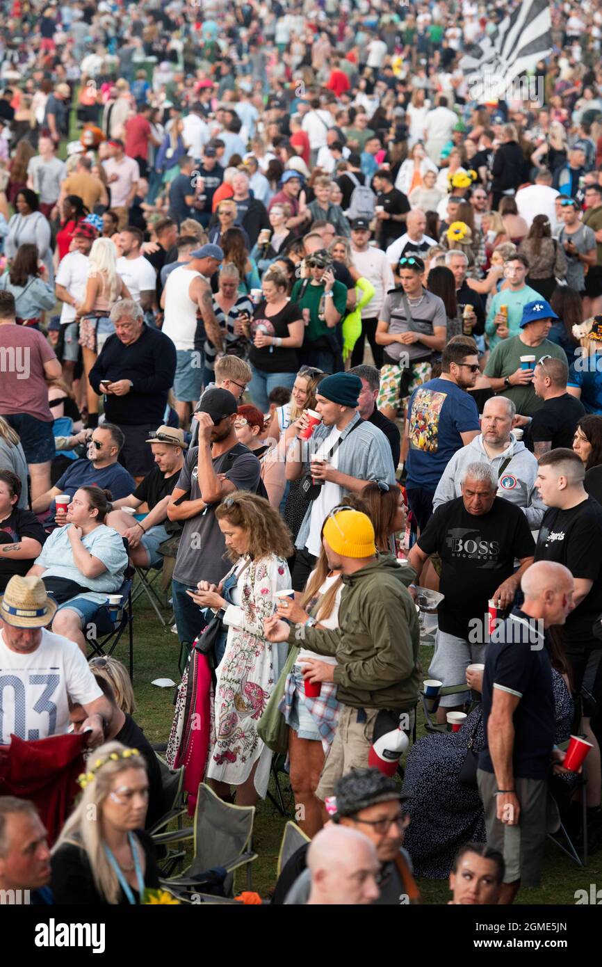 Newport, Ile de Wight, Royaume-Uni, vendredi 17 septembre 2021 vue de la foule MainStage au festival de l'île de Wight Seaclose Park. Credit: DavidJensen / Empics Entertainment / Alamy Live News Banque D'Images