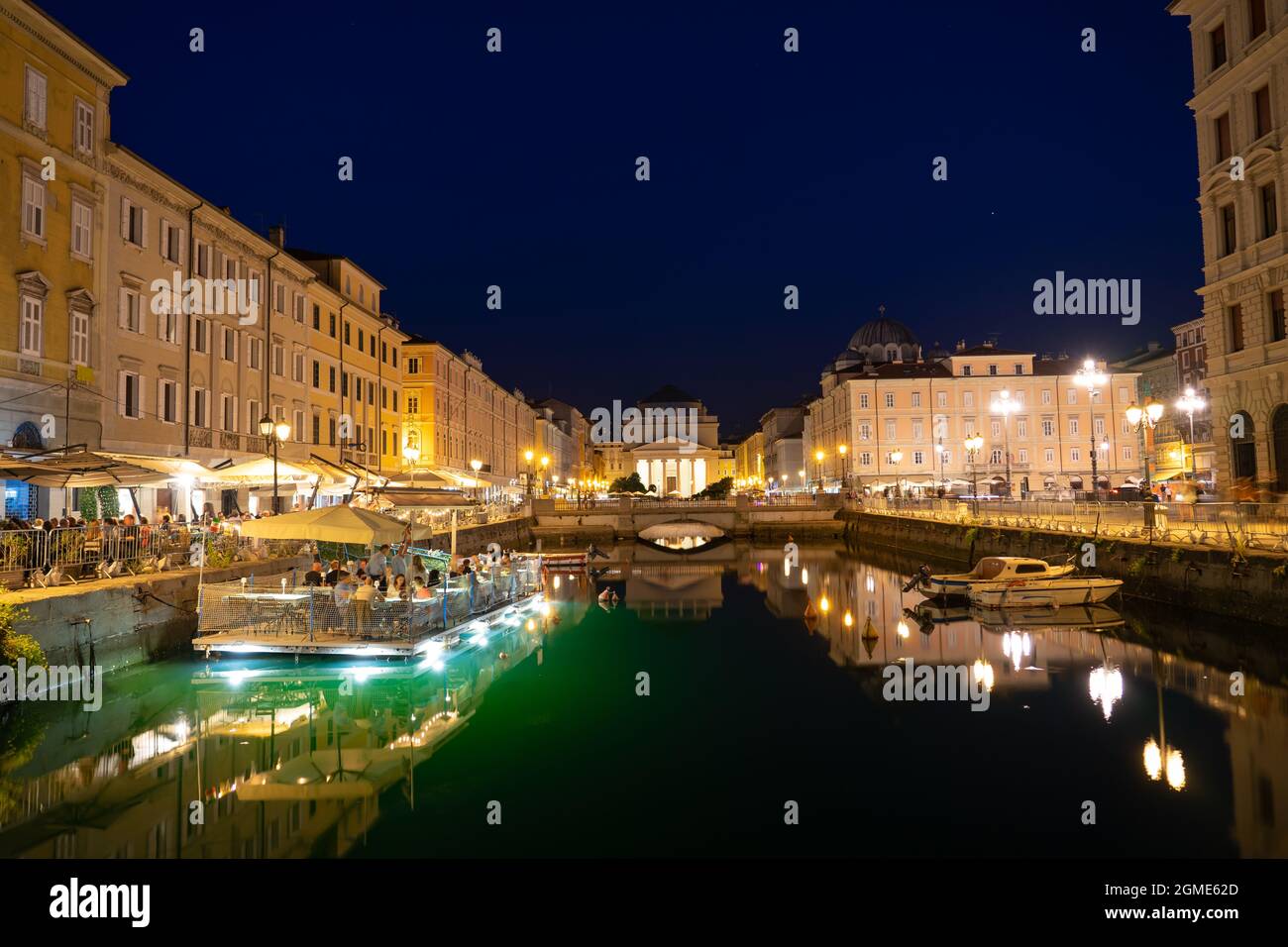 Le canal Grande di Trieste la nuit avec de beaux bâtiments et de la réactualisation sur l'eau. Banque D'Images