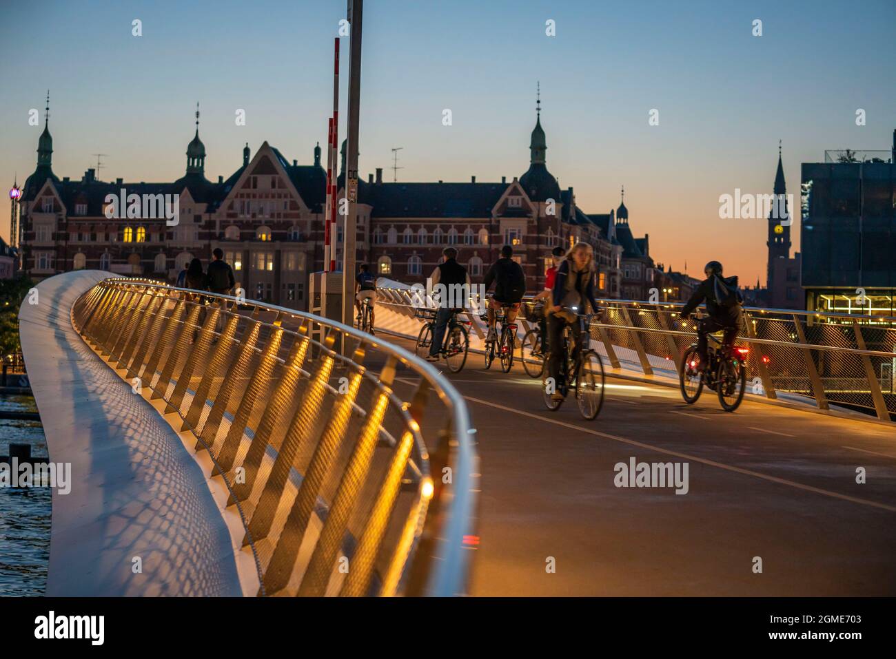 Cyclistes sur le cycle de Lille Langebro et la passerelle au-dessus du port, Copenhague est considérée comme la capitale mondiale du cyclisme, 45% de l'habitant Banque D'Images