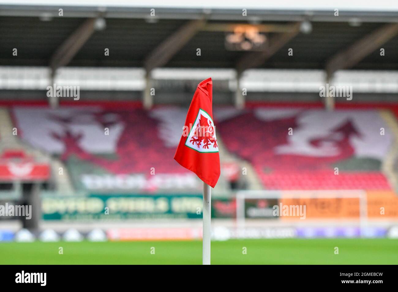 Llanelli, pays de Galles. 17 septembre 2021. Un drapeau d'angle Cymru avant le groupe de qualification de la coupe du monde des femmes de la FIFA 2023 Je rencontre entre le pays de Galles et le Kazakhstan au parc y Scarlets à Llanelli, pays de Galles, Royaume-Uni, le 17 septembre 2021. Crédit : Duncan Thomas/Majestic Media/Alay Live News. Banque D'Images