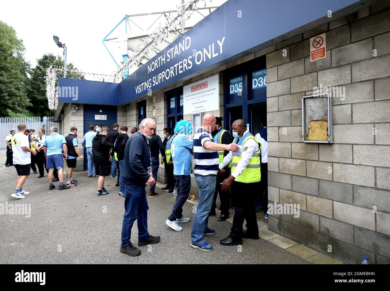 Les fans passent des contrôles de sécurité devant le stade avant le match du championnat Sky Bet à la Den, Londres. Date de la photo: Samedi 18 septembre 2021. Banque D'Images