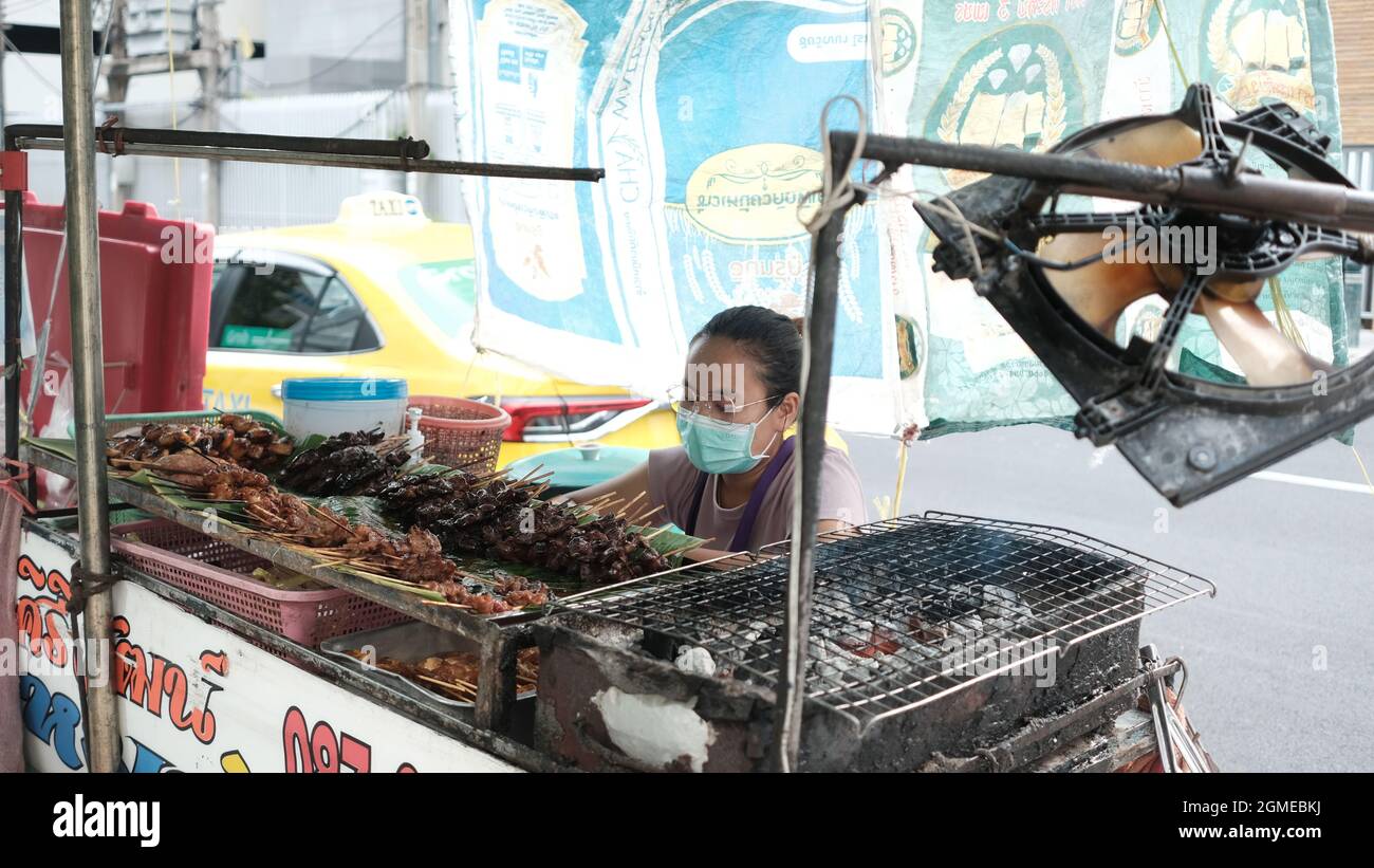 Open Air cuisine du Moyen-Orient B B Q Kebab Meat Seller soi Chit LOM Bangkok Thaïlande Banque D'Images