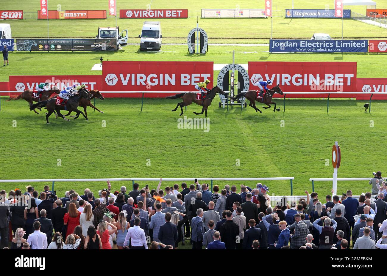 Maydanny, monté par le jockey Joe Fanning (à droite), remporte les piquets de la coupe Virgin Bet Doonside lors de la coupe d'or Virgin Bet Ayr à l'hippodrome d'Ayr, Ayr. Date de la photo: Samedi 18 septembre 2021. Banque D'Images