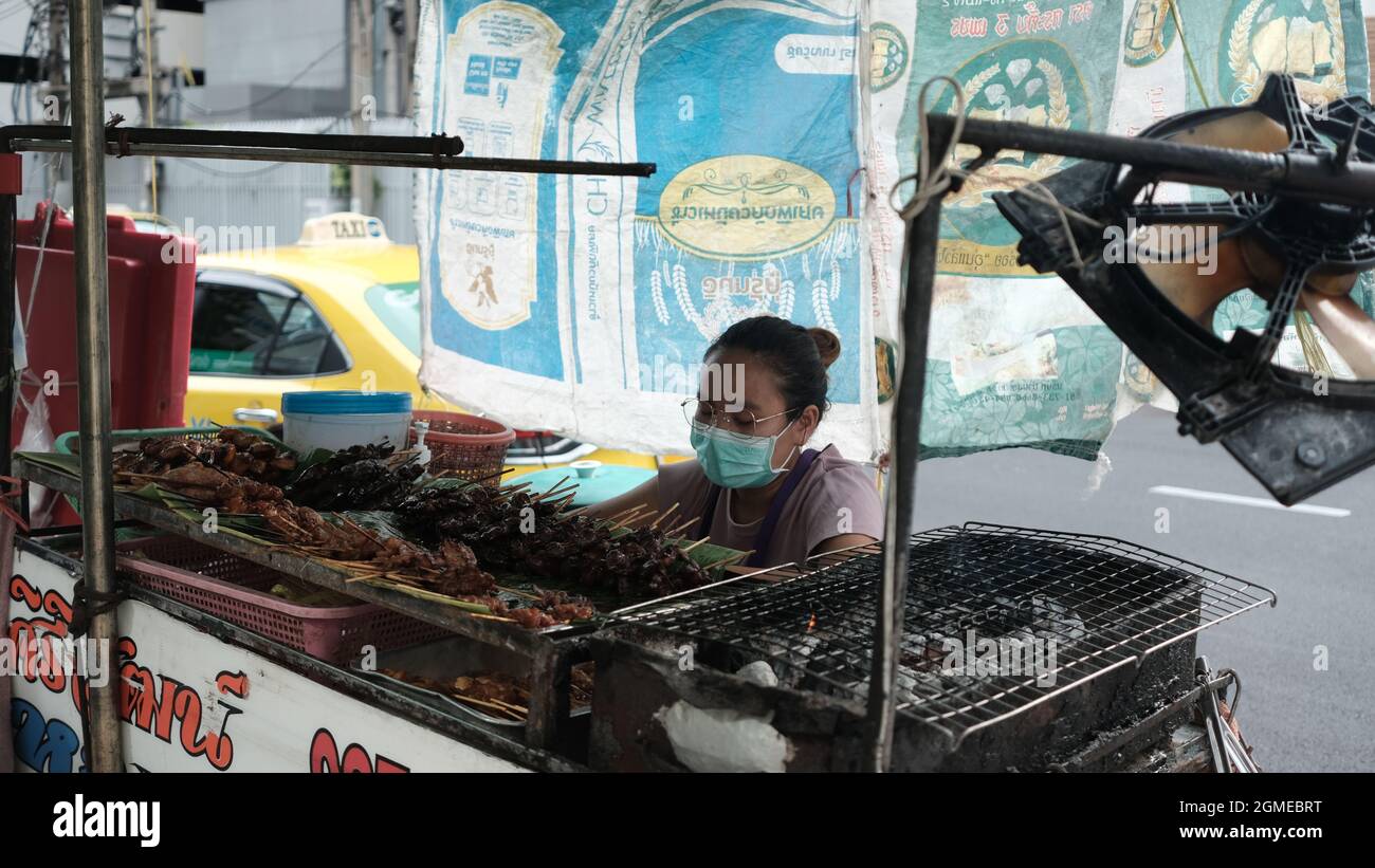 Open Air cuisine du Moyen-Orient B B Q Kebab Meat Seller soi Chit LOM Bangkok Thaïlande Banque D'Images