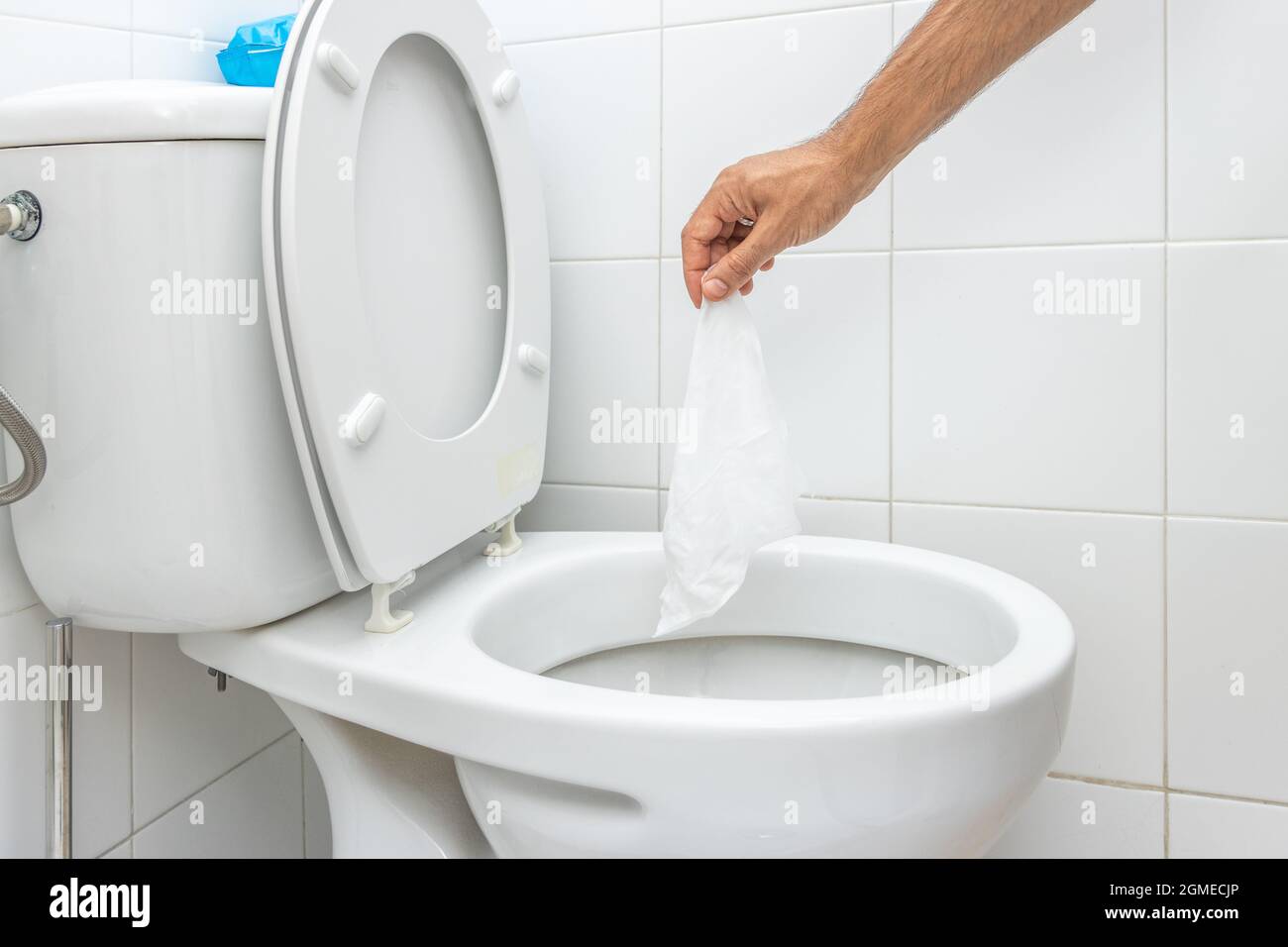 La main jette un chiffon humide dans les toilettes Photo Stock - Alamy
